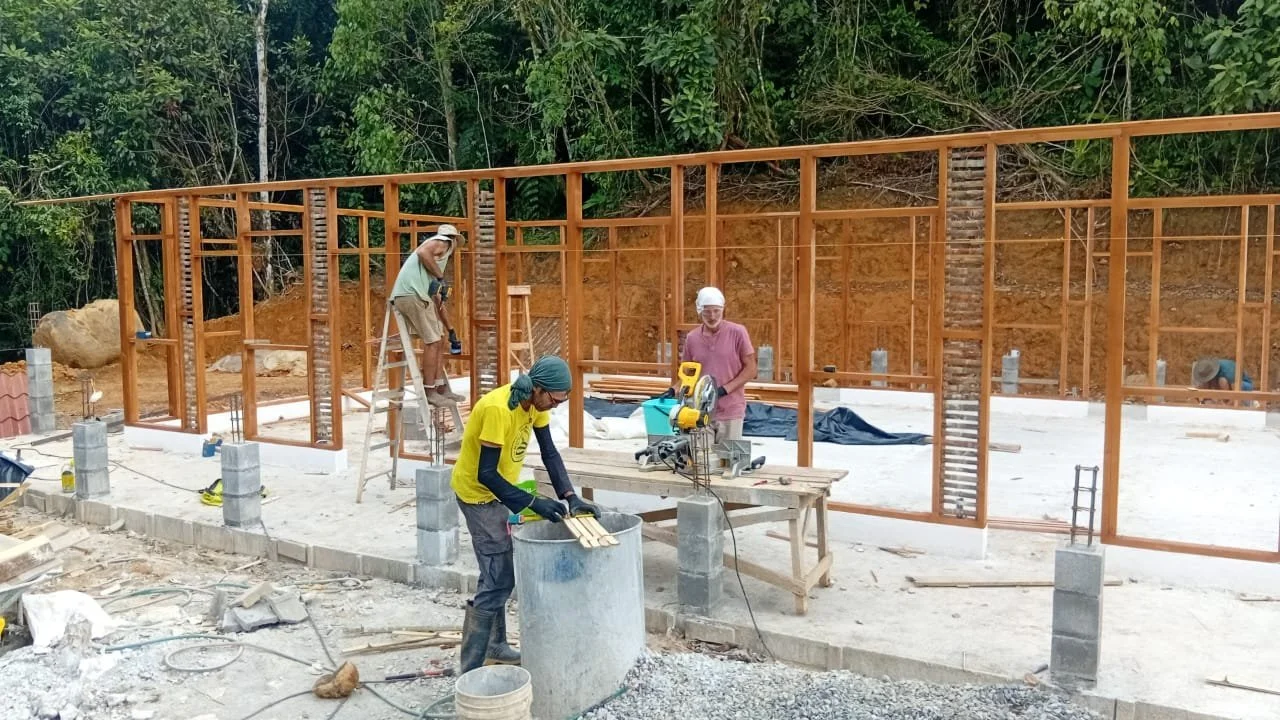 Dhamma Hall Construction with old student volunteers.