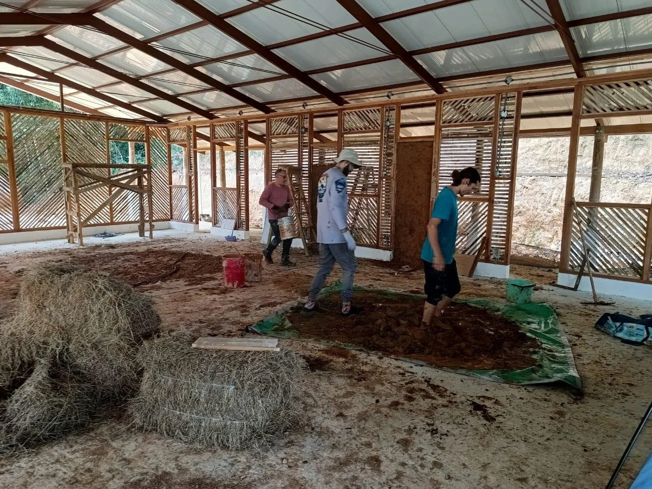 Dhamma Hall work with old student volunteers.
