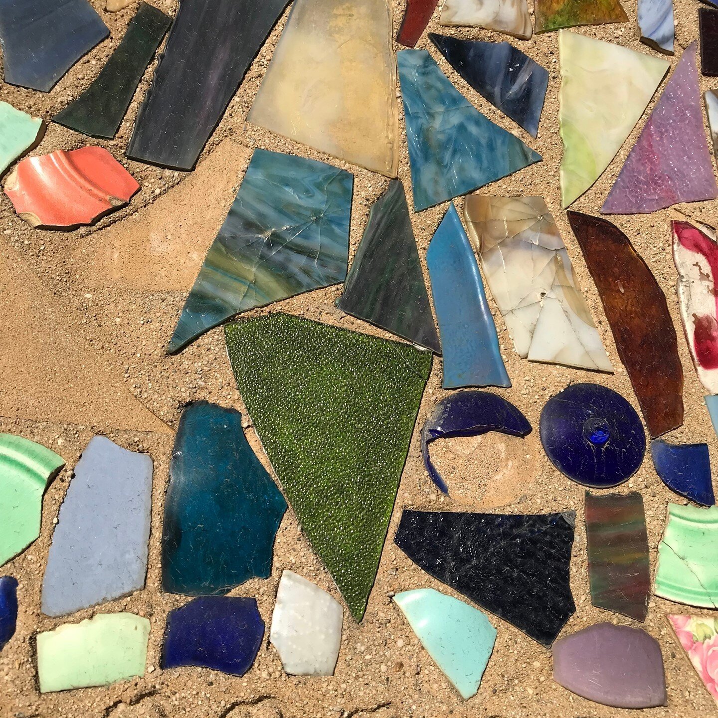 Summer is THE time for art outside. One of my favorite projects is making mosaic stepping stones. I break down the whole process in my book (order in our linktree!) and make lasting and beautiful stones with kids and adults!⁠
⁠
This beautiful mosaic 