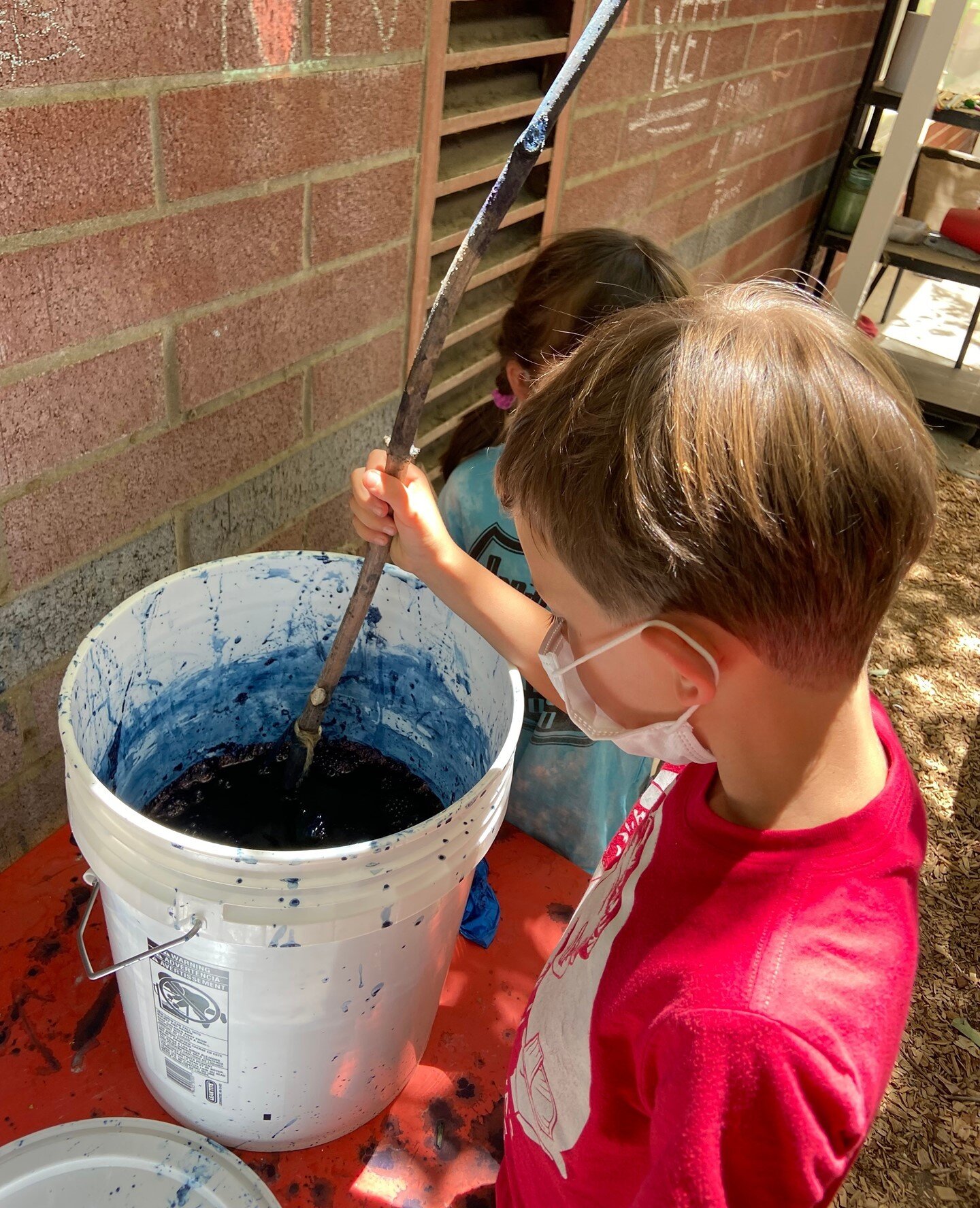 Dyeing fabrics outdoors with kids is easier than you think! It's a great summer activity because it can be done outdoors in a shaded area and it involves lots of water! 💦 When you work with indigo, you are using an ancient technology! Archaeologists