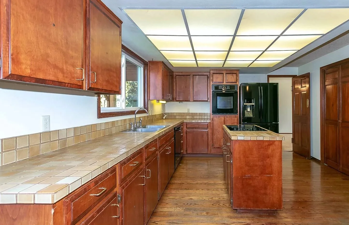 kitchen colonial.JPG