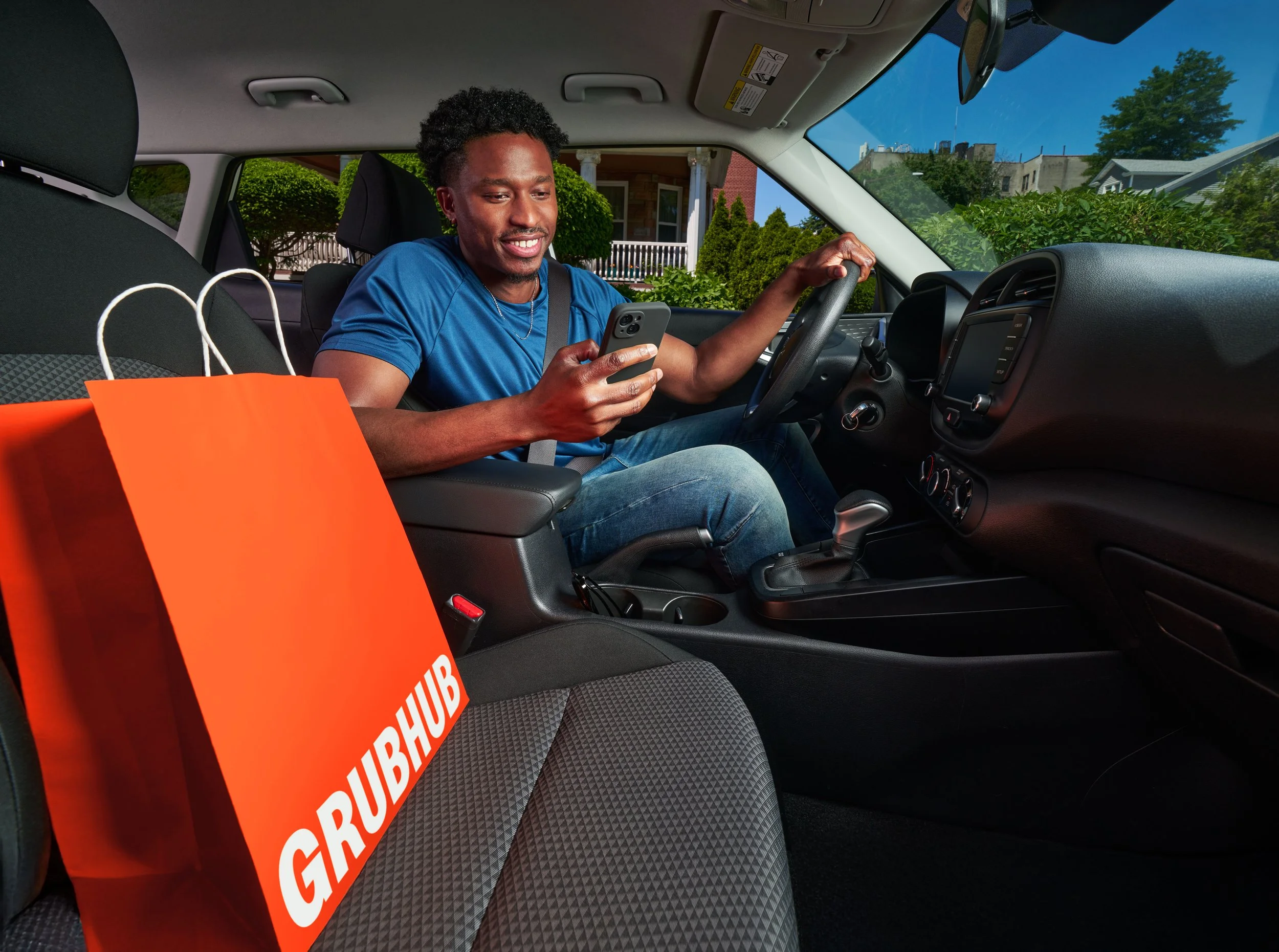 sRGB-2025-DriverInCarWithBagAndPhone-01_0103_R03.jpg
