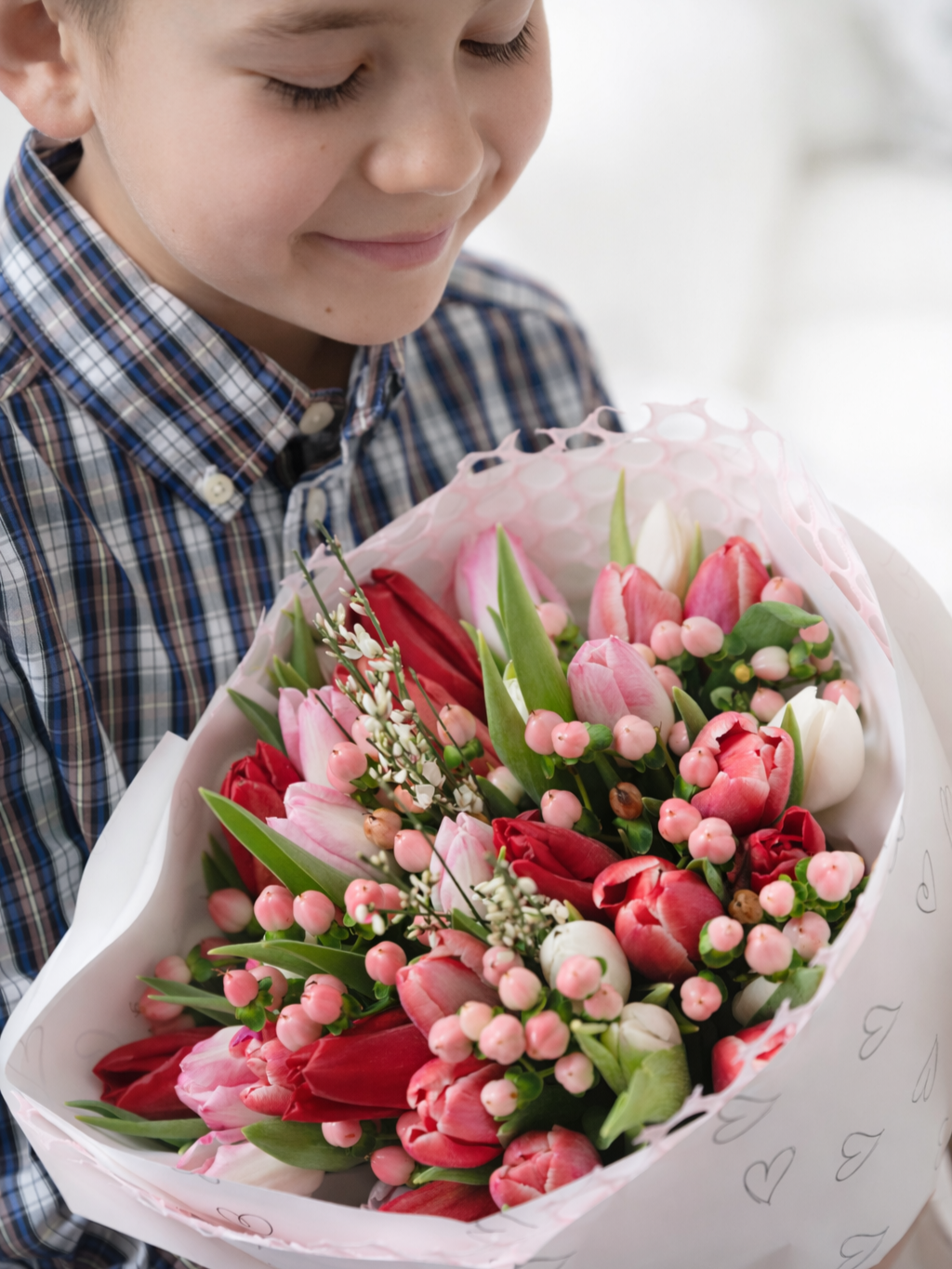 Boy+holding+a+bouquet+of+flowers+%282%29.png