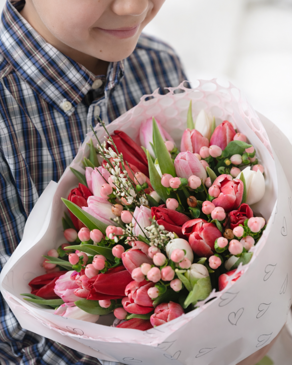 Boy+holding+a+bouquet+of+flowers+%282%29.png