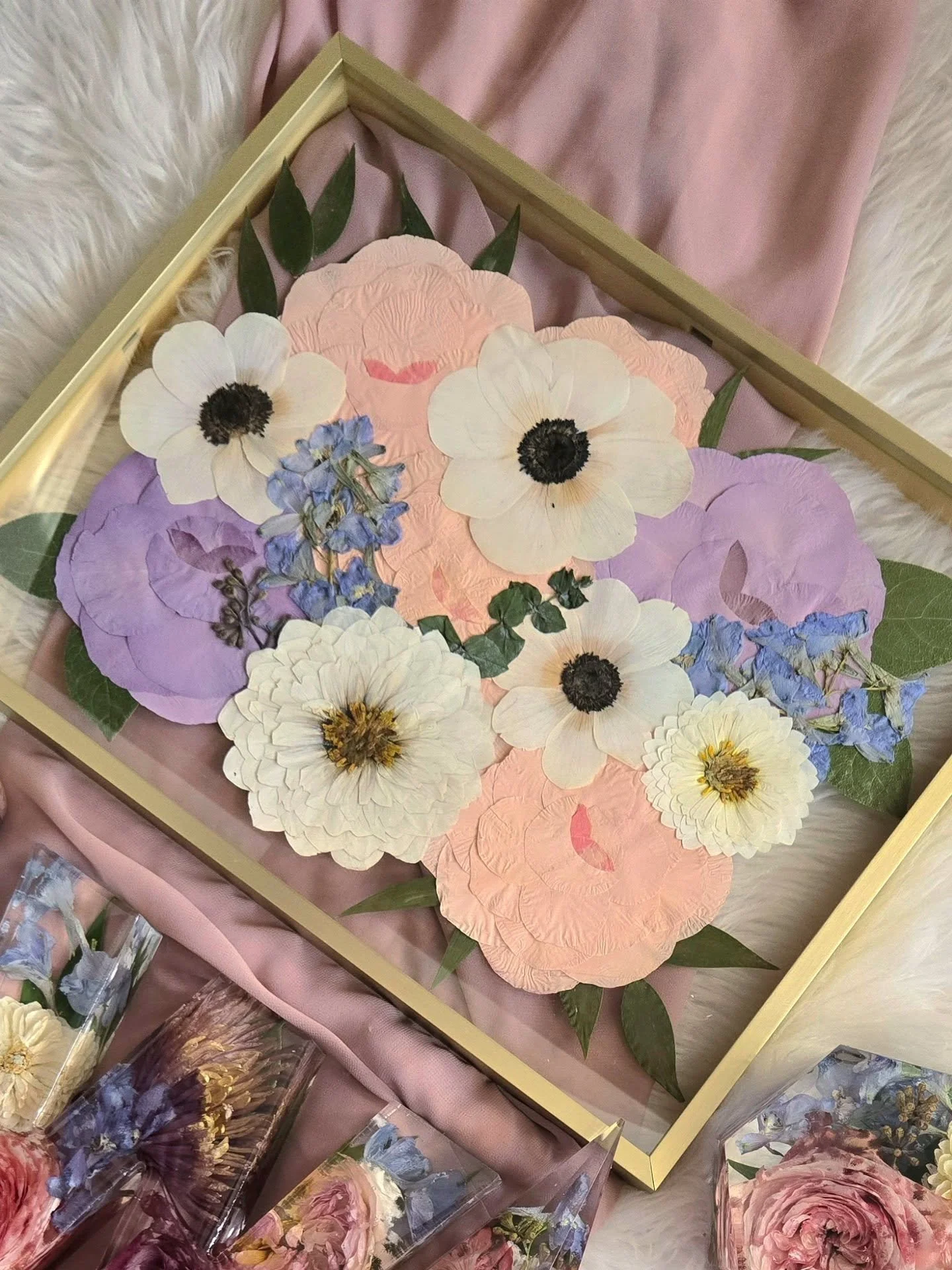 Todays feature - 11&quot;x14&quot; Pressed Floral Frames 💐

The 11&quot;x14&quot; is our most popular frame size &amp; it's easy to see why! It's perfect for capturing the overall essence of your bouquet in a mid size art piece that can fit seamless