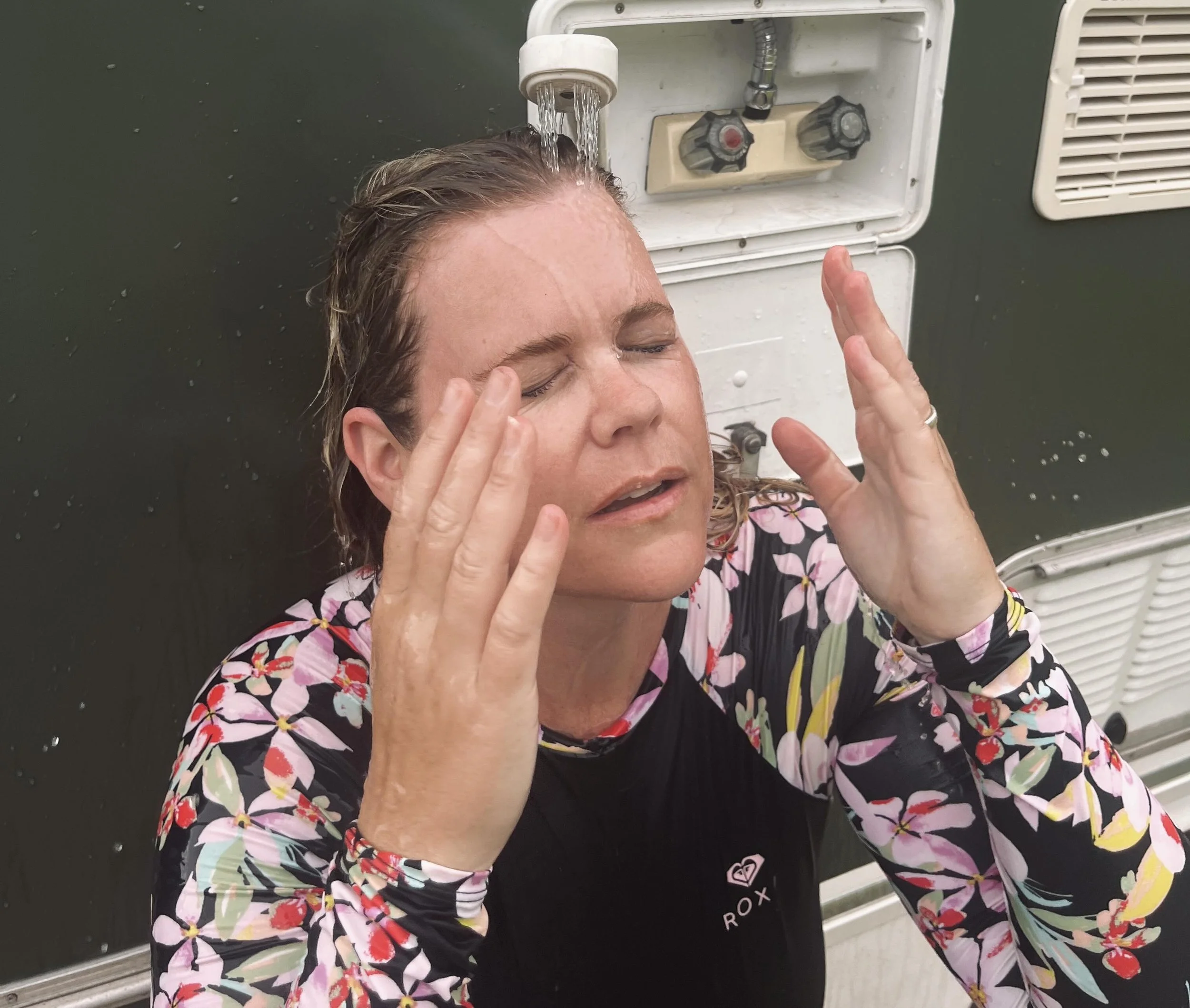 Editor Tara takes an outdoor shower trying to Mermaid's Secret cleanser