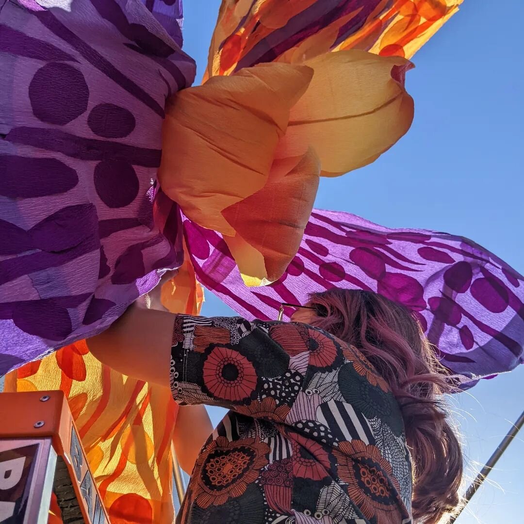 When @jotterbookflowers is one with her artwork 🧡💜

Might still be my favourite snap from set up/ opening weekend.

Bunbury Fringe continues through the week. Please tag us if you're enjoying our flower power dome experience!

@bunburyfringe 
#Bunb