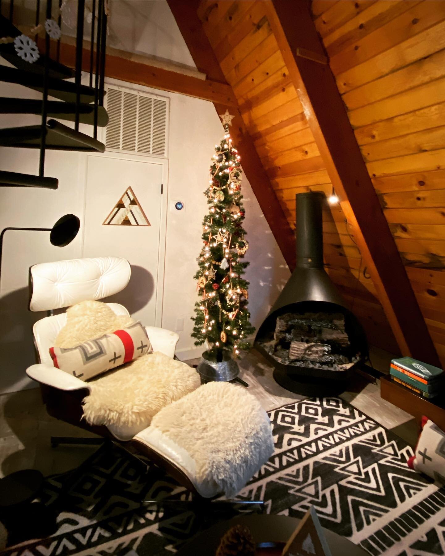 We had a last minute cancellation for Christmas AND New Years!!! Who would love to spend the holidays (12/23-1/2) at K&uuml;lhaus?!! YOU DO!!! We got the festive decorations, coziness and ALL the snow on lock!!

BOOK now (5 night minimum stay) - link