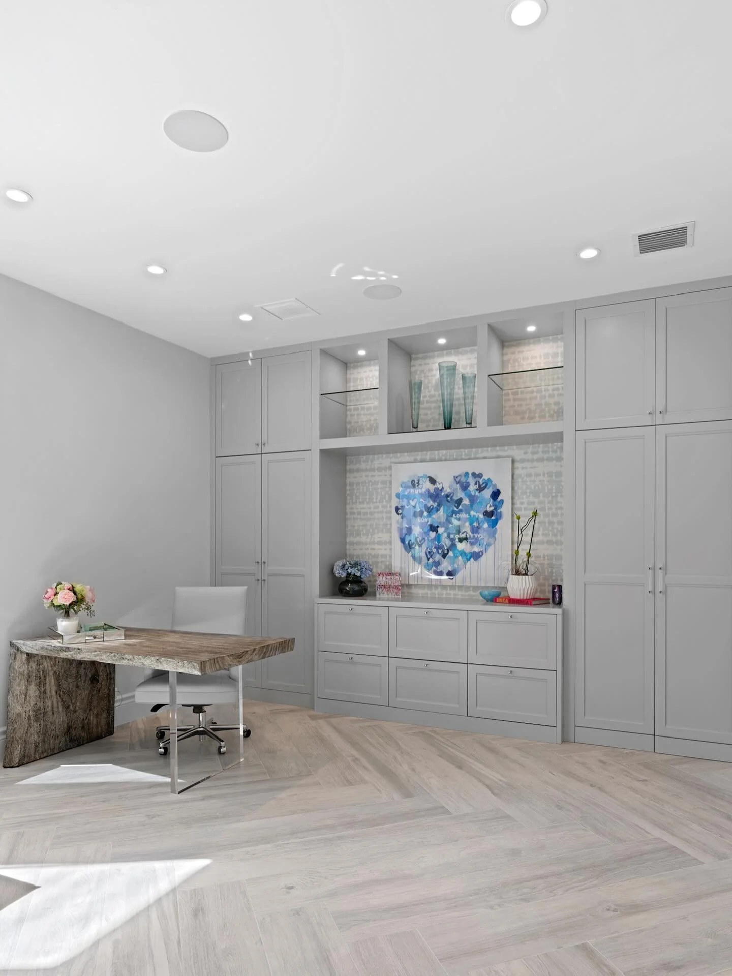 Surprise! Who else loves a hidden door?? 👏🏼😲🤩

#builtbynmb #dreamhome #buildyourdreamhome #countryclub #homeoffice #homeofficegoals #floridahome #customhomes #customcabinetry