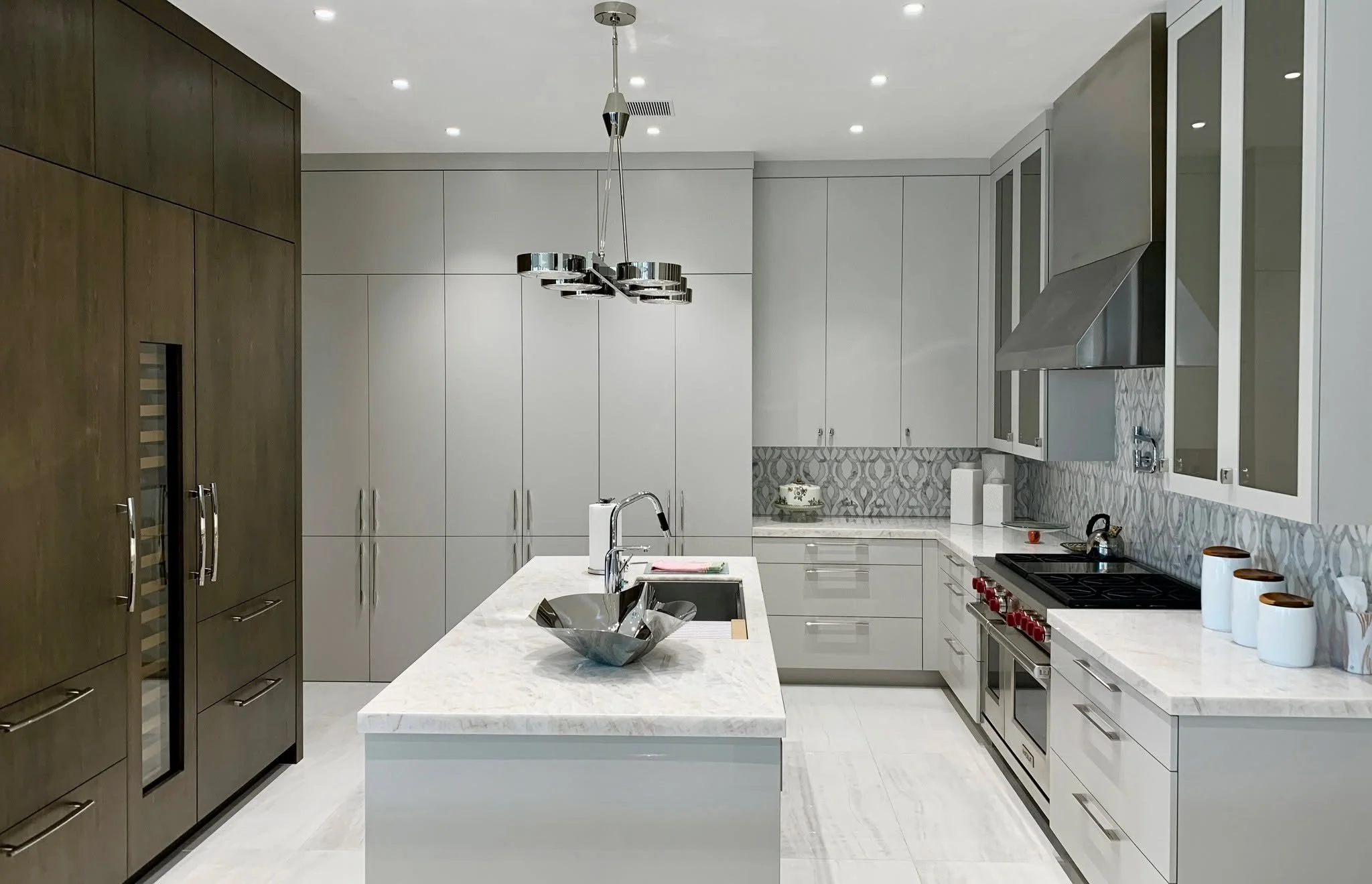 Not sure what we love more than two-toned kitchen cabinets!

#madebynmb #kitchenstyle #kitchenware #kitcheninterior #kitchenappliances #kitchenorganization #dreamkitchen #customhome #customhomes #customhomebuild #dreamhome #dreamhomes #dreamkitchens 