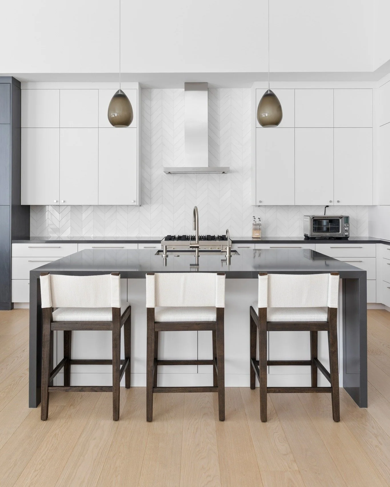 Who is ready to cook up a gourmet meal in this gorgeous kitchen? 👩&zwj;🍳🧑&zwj;🍳

 #madebynmb #customhome #customhomes #customhomebuild #customhomedesign #dreamhome #dreamhomes #customkitchen #customkitchens #customkitchendesign #customkitchencabi