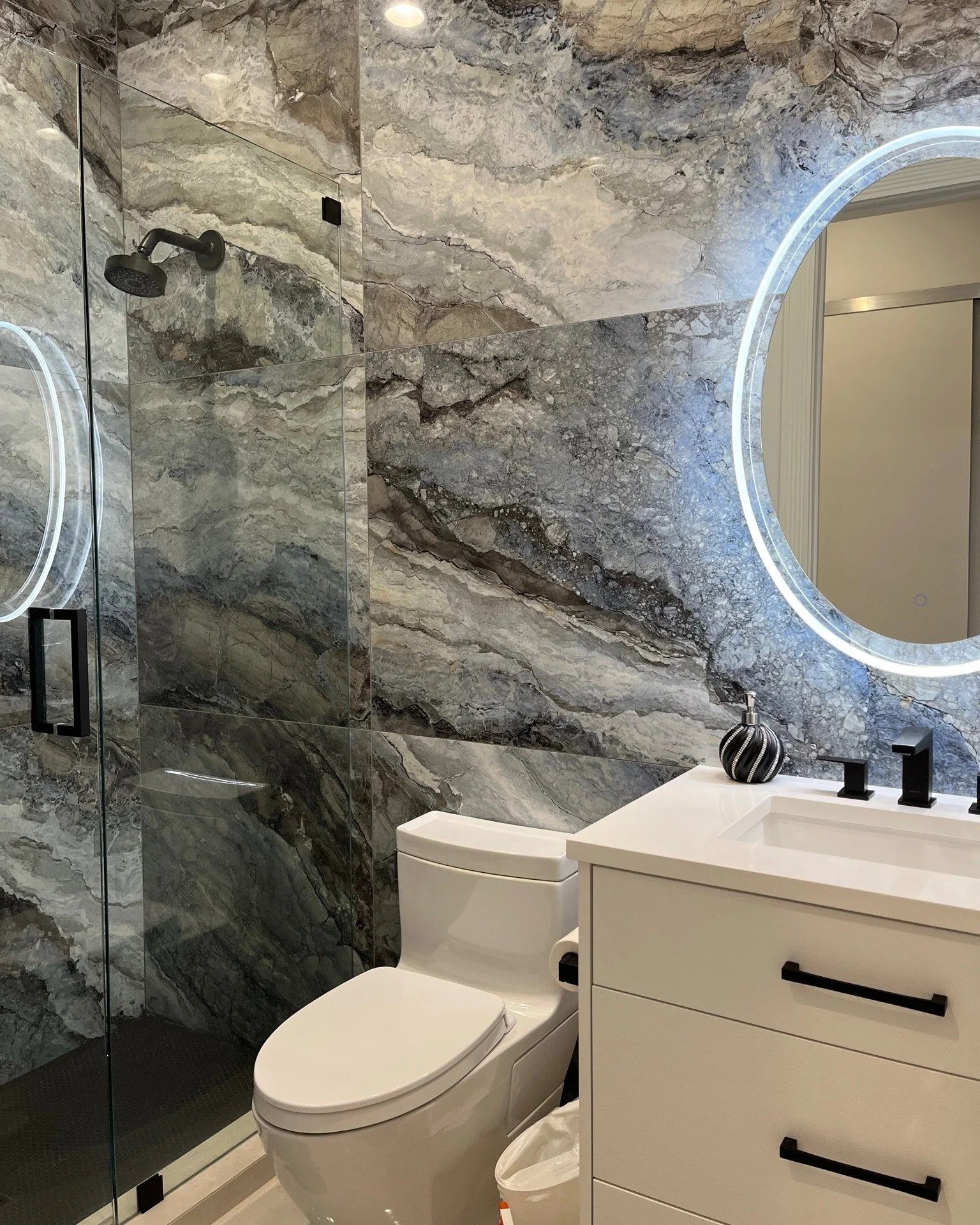 Feeling anything but blue this Friday! 🩵💙

 #madebynmb #bathroomdesign #moderninterior #interiorinspo #luxurybath