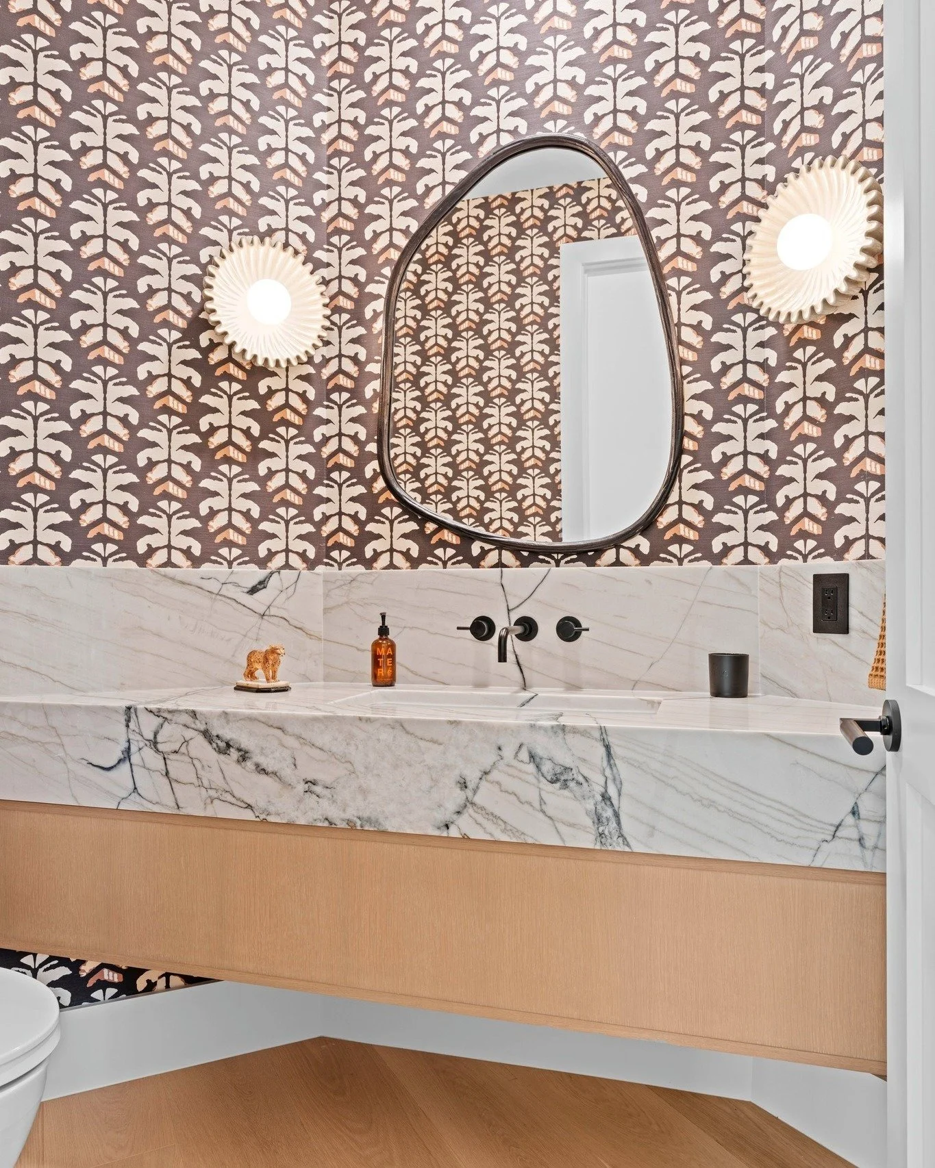 Adding a little pop of color to you day one bathroom at a time! 

 #madebynmb #bathroomdesign #customhomedecor #bathroomdesıgn #bathroomdesigninspo #bathroomdesigninspiration #dreamhomes #countryclublifestyle #dreamhome #bathroomdesigns #bathroomdeco