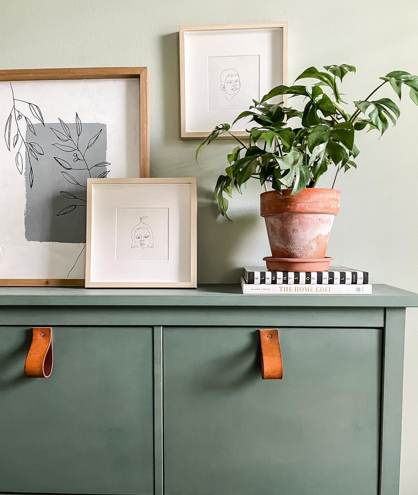 Moved some decor around today and this patina&rsquo;d pot is giving me life!  I think it brings the perfect amount of texture to the space, and makes such a case for my belief that mixing old and new pieces is the best recipe for a well designed spac