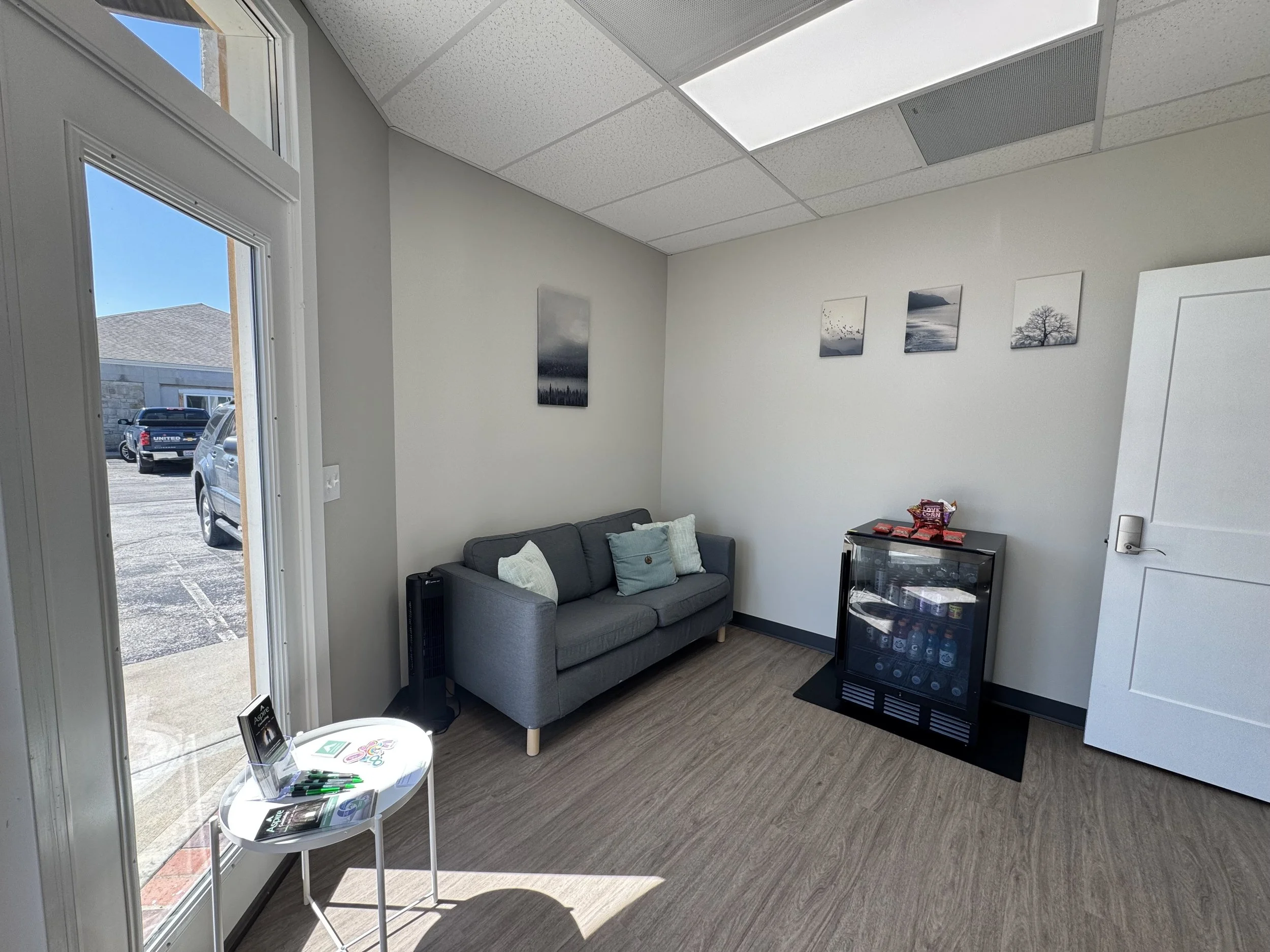 Aspire Counseling's comfortable waiting room to welcome individuals with trauma, anxiety, OCD, grief & teenagers needing counseling.