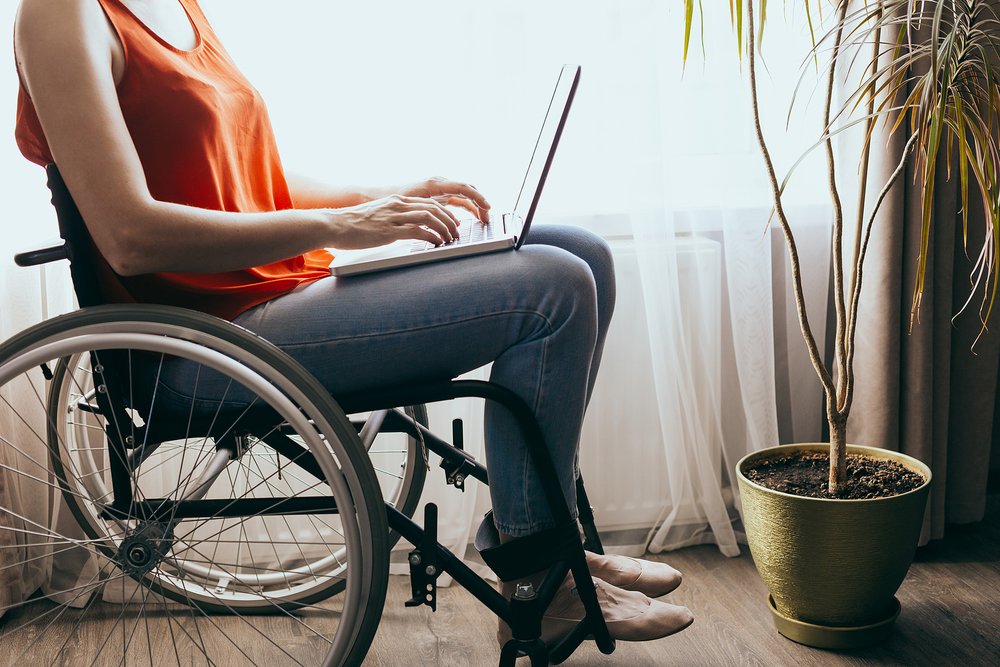 Person sitting in wheelchair on their computer. If you’re needing ethically sourced reviews as a mental health therapist in Missouri, check this page out. (65201, 65211, 65202).