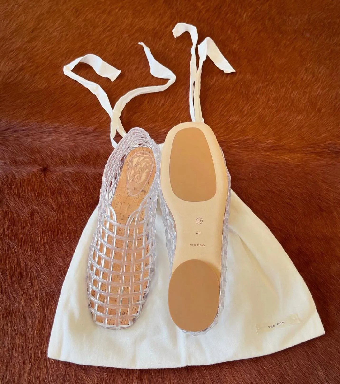 POPULAR BY DEMAND:
Chasing the sun in The Row Mara Sandals! Who else is on the hunt for these summer essentials? 

#summerstyles #fashionquest #trendalert #therow #nostalgia #90sstyle