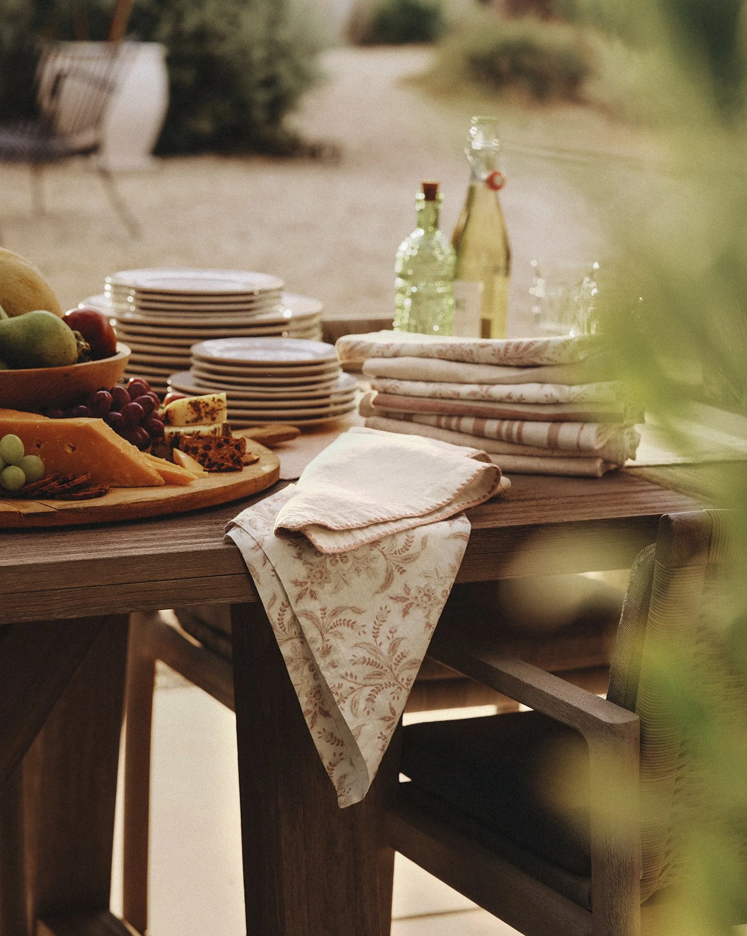 SP25_Lifestyle_Dining_Linen_MixedWarm_089 crop.jpg