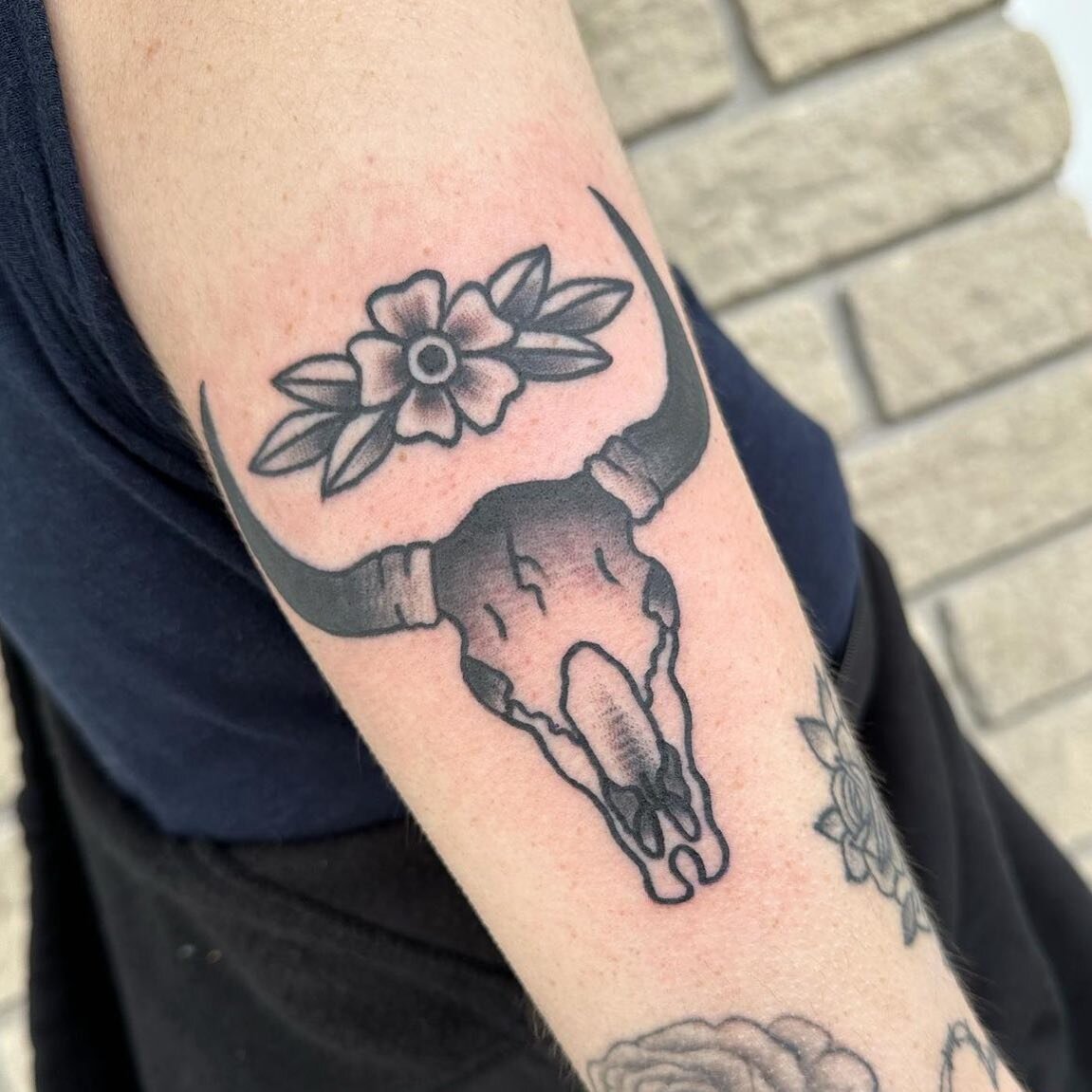 Em always has the cleanest lines&hellip; we&rsquo;re so in love with this rad little cow skull tattoo she did!!
@tradbabyy @tradbabyy @tradbabyy 
#traditional #cowskull #cowtattoo #trad #ontariotattoos