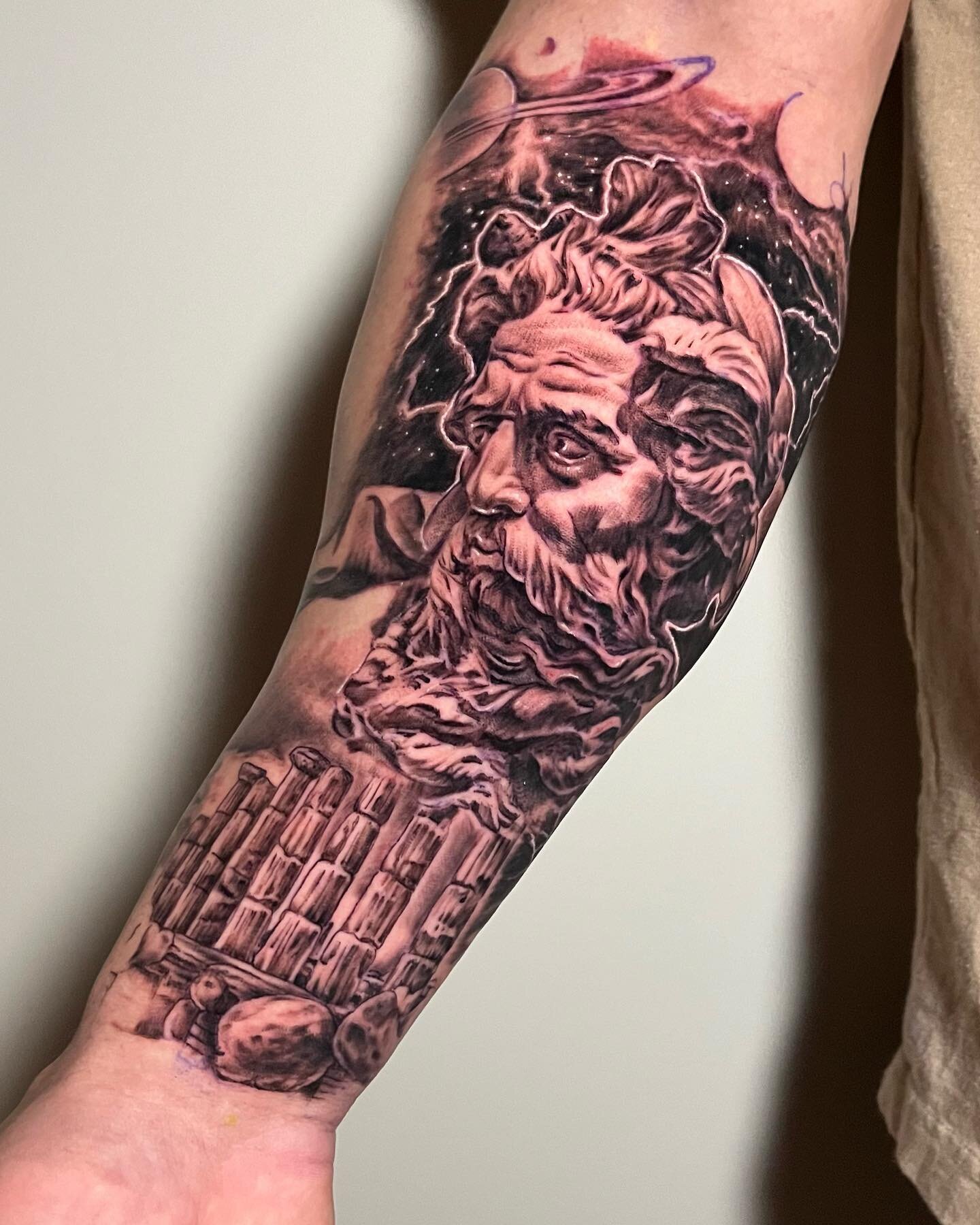 A cool mythology half-sleeve, done by Jamie!
@hometowntattoos 
#mythologytattoo #spacetattoo #tattoosleeve #halfsleeve