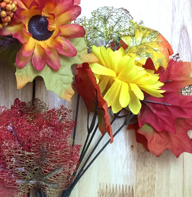 Осенняя поделка из половины тыквы — интересный дверной проект своими руками 3 Fall Flowers and Fall Leaves