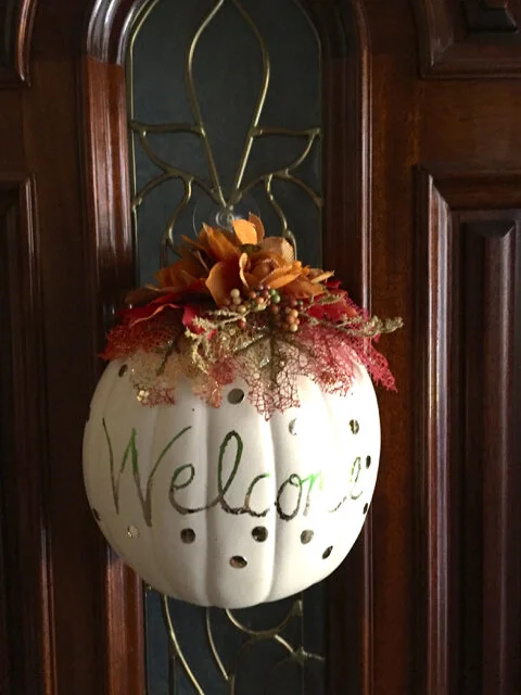 Осенняя поделка из половины тыквы — интересный дверной проект своими руками 2 Half Pumpkin Fall Door Craft Tutorial