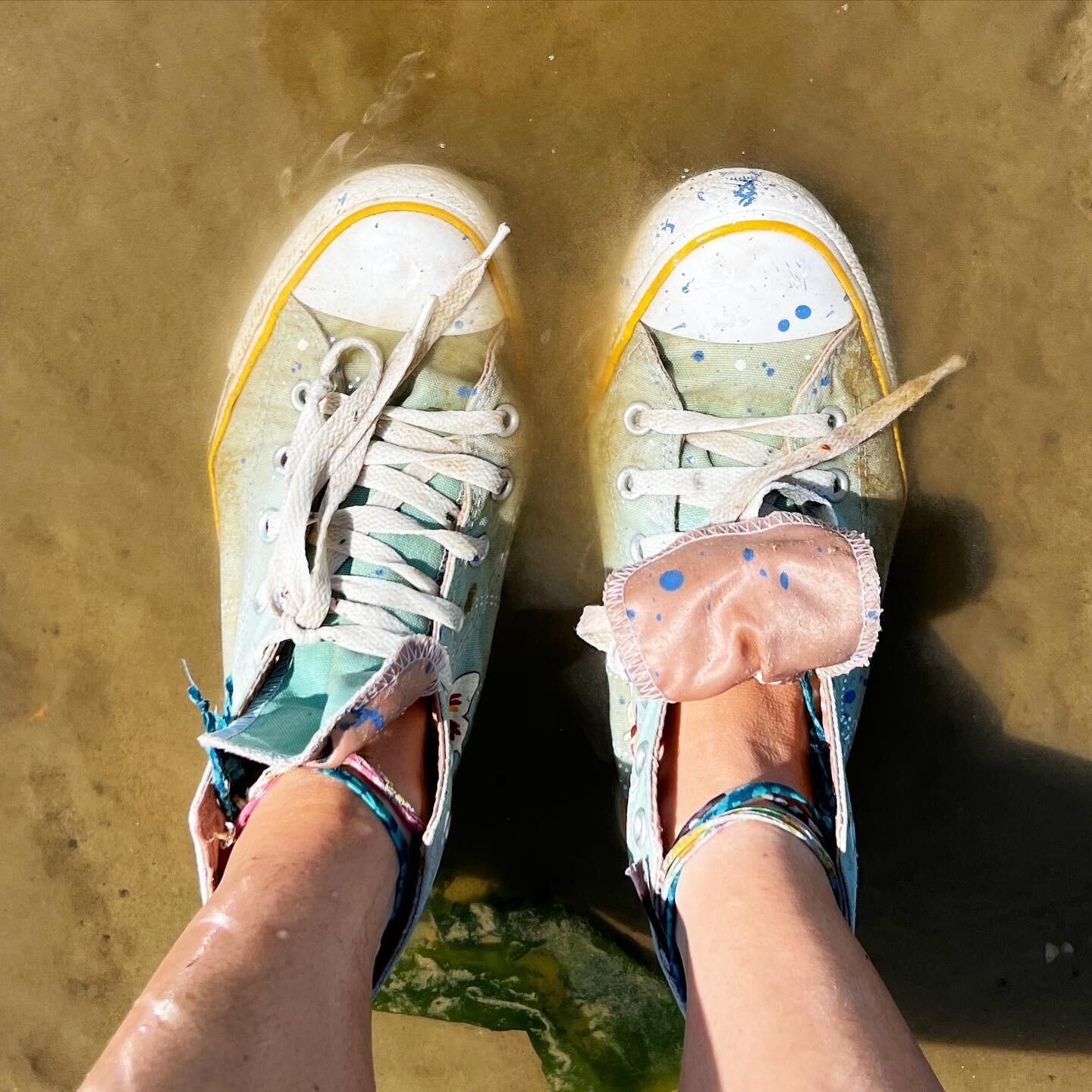 Sometimes you just need to get yer feet wet and get on out there &hellip;.. 

Feel the energy&hellip;

#liveit #converse #beachlife #waterbaby #getoutthere #the_wolf_and_me