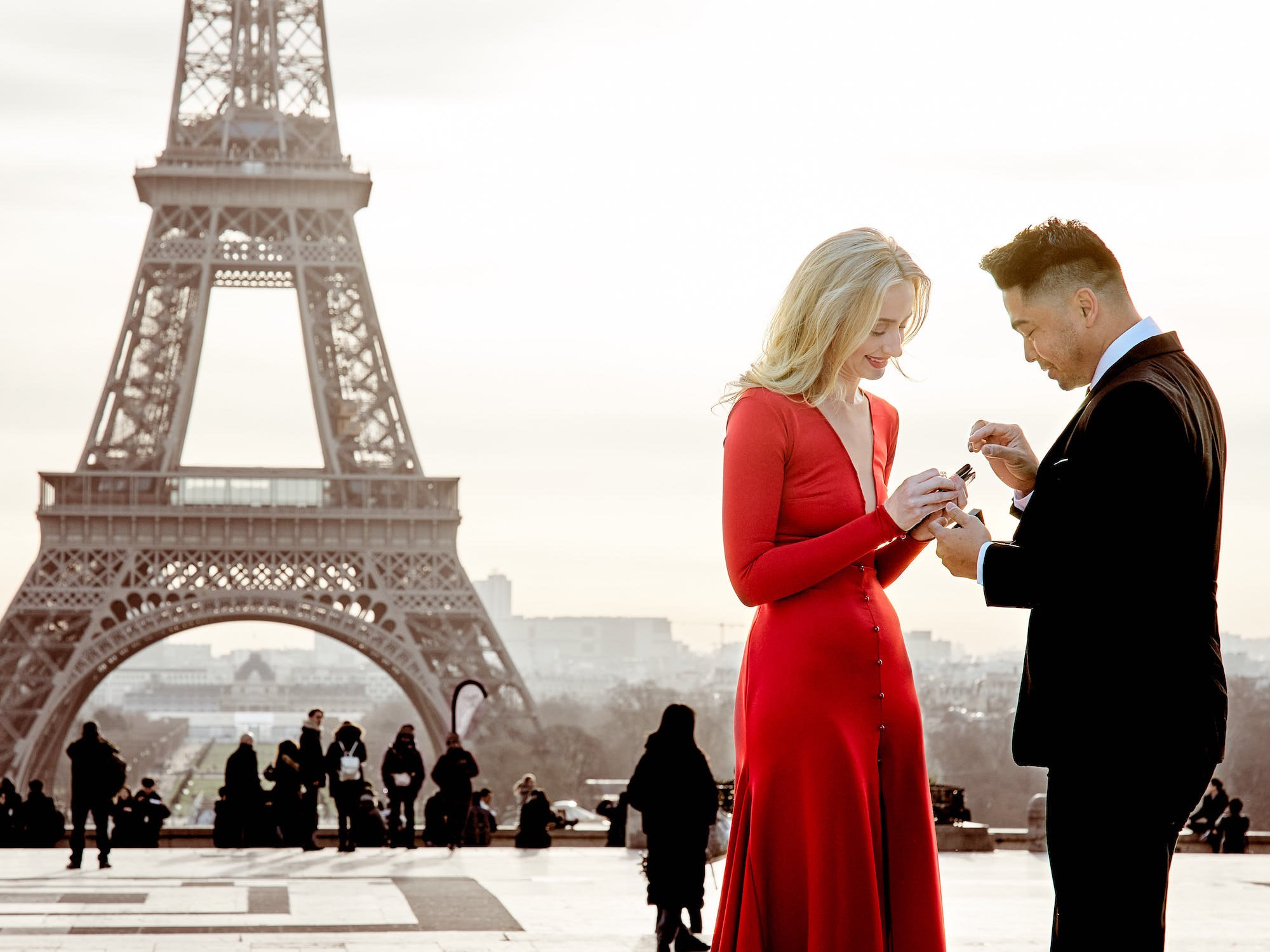 Man proposing at the Eiffel tower (Copy)