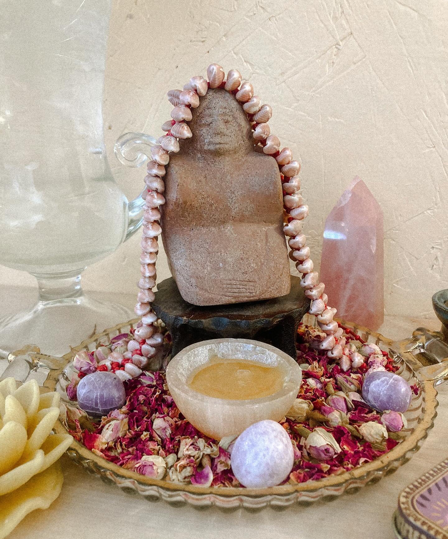 (Inner + Outer) Mother Prayer

+++
Honoring the Mother

The divine mother 
The inner mother 
The love of a mother

I admire your grace and ease
I admire your strength and wisdom

I offer honey and roses to you

Thank you for your love 
+++

+++
Holdi