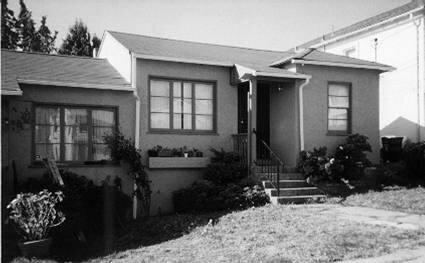 Alt 文本:一個小住宅的黑白照片。