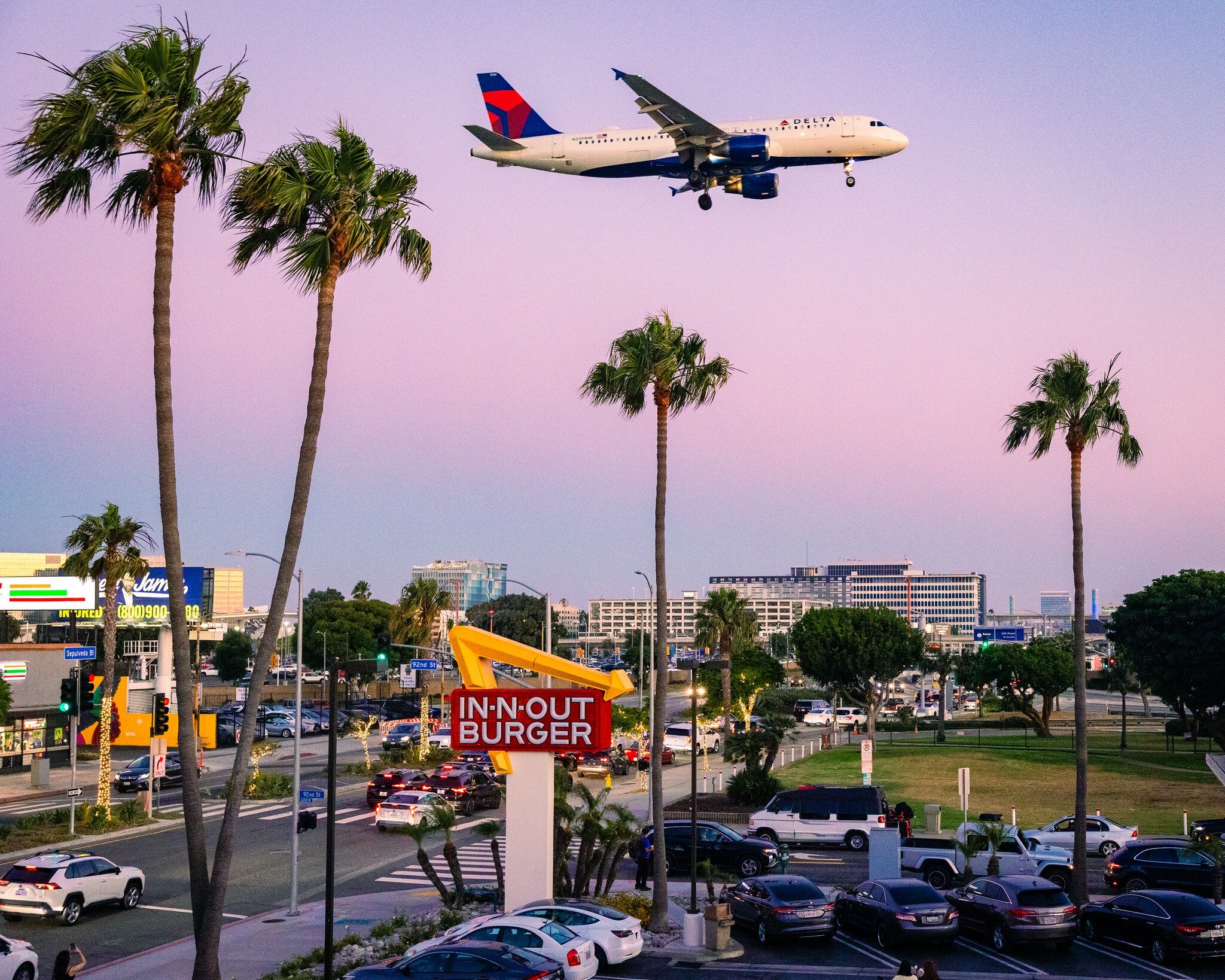 Sepulveda Boulevard, LAX. 🛬

A @delta flight landing at LAX on Wednesday evening. 

Stuff for the algorithm:
#landscapephoto #landscapephotography #landscape #cityphotography #losangeles #lax #photos #photoshoot #photosession #photostudio #canonphot