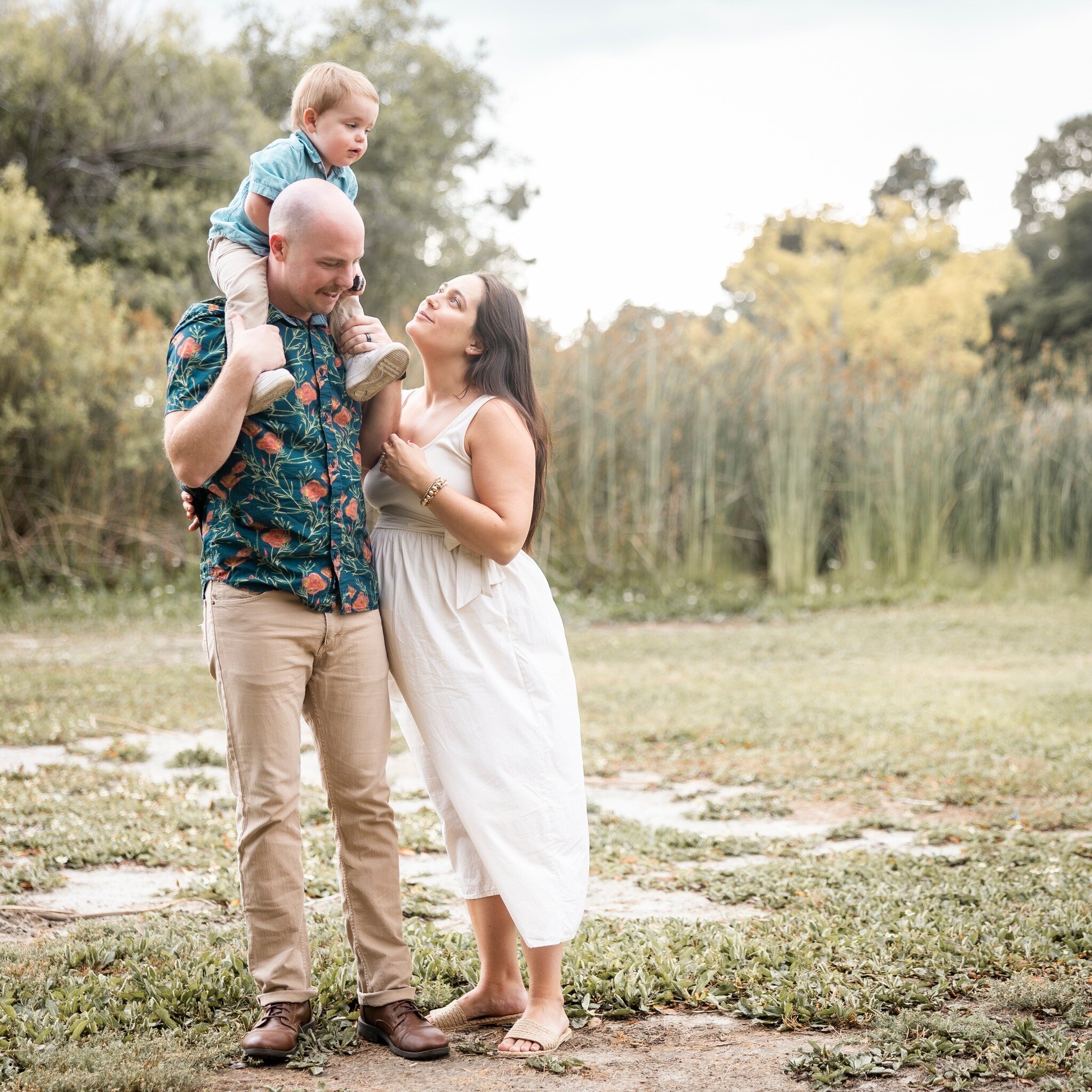 The Airhart Family 📸🌲

A few shots of the lovely Airhart family from earlier this year. 

Stilly stuff for the algorithm:
#photos #photoshoot #photosession #photostudio #canonphotography #canon #fuji #fujifilm #family #familyphoto #familyportrait 
