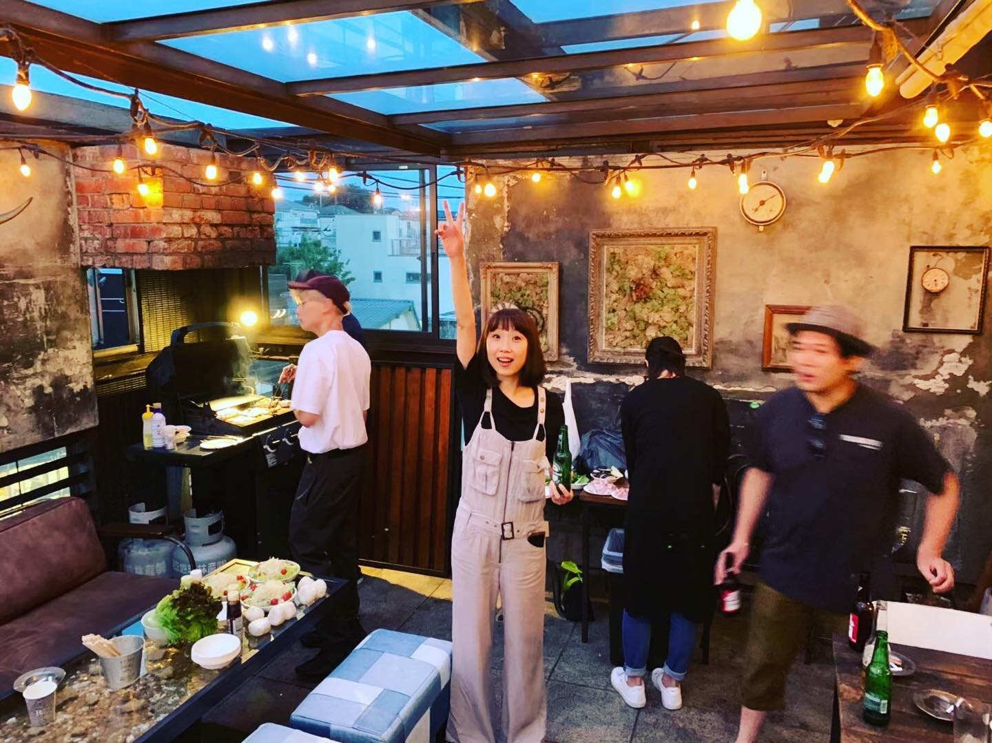 .
こちらは昨年の夏にメンバーで開催した
BBQのお写真📸
.
メンバー西山の
華麗なピース✌️
.
#劇団　#プープージュース　#西山咲子
#俳優　#役者　#舞台
#夏　#bbq  #バーベキュー　#ピース