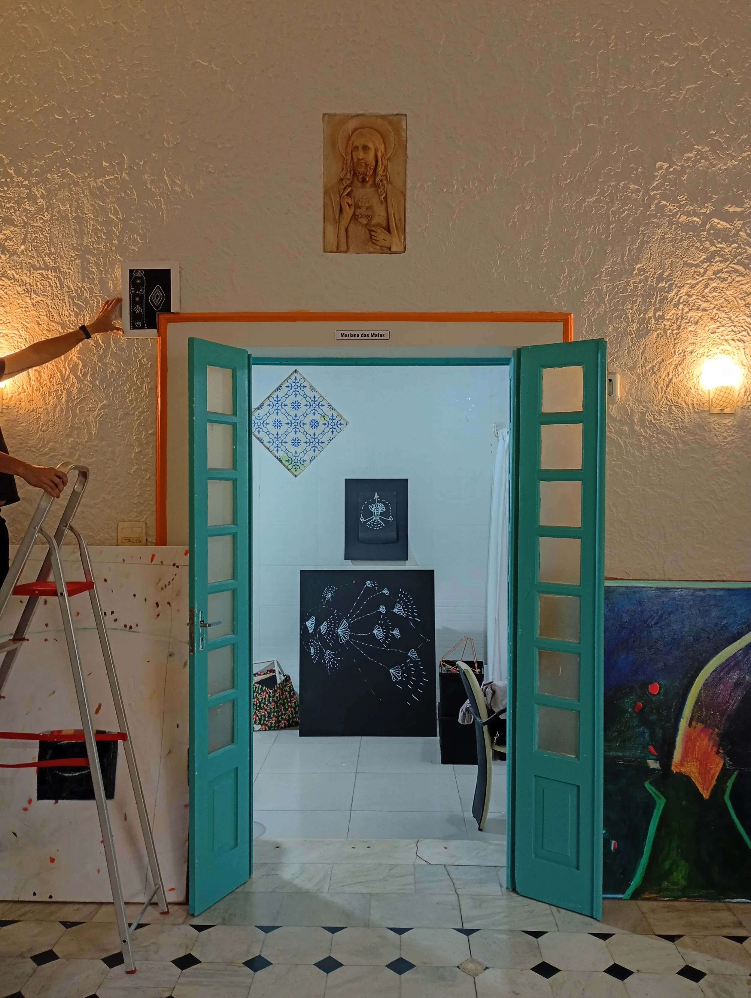  Dentro do ateliê - de frente para quem olha - haverá uma TV com uma animação. 