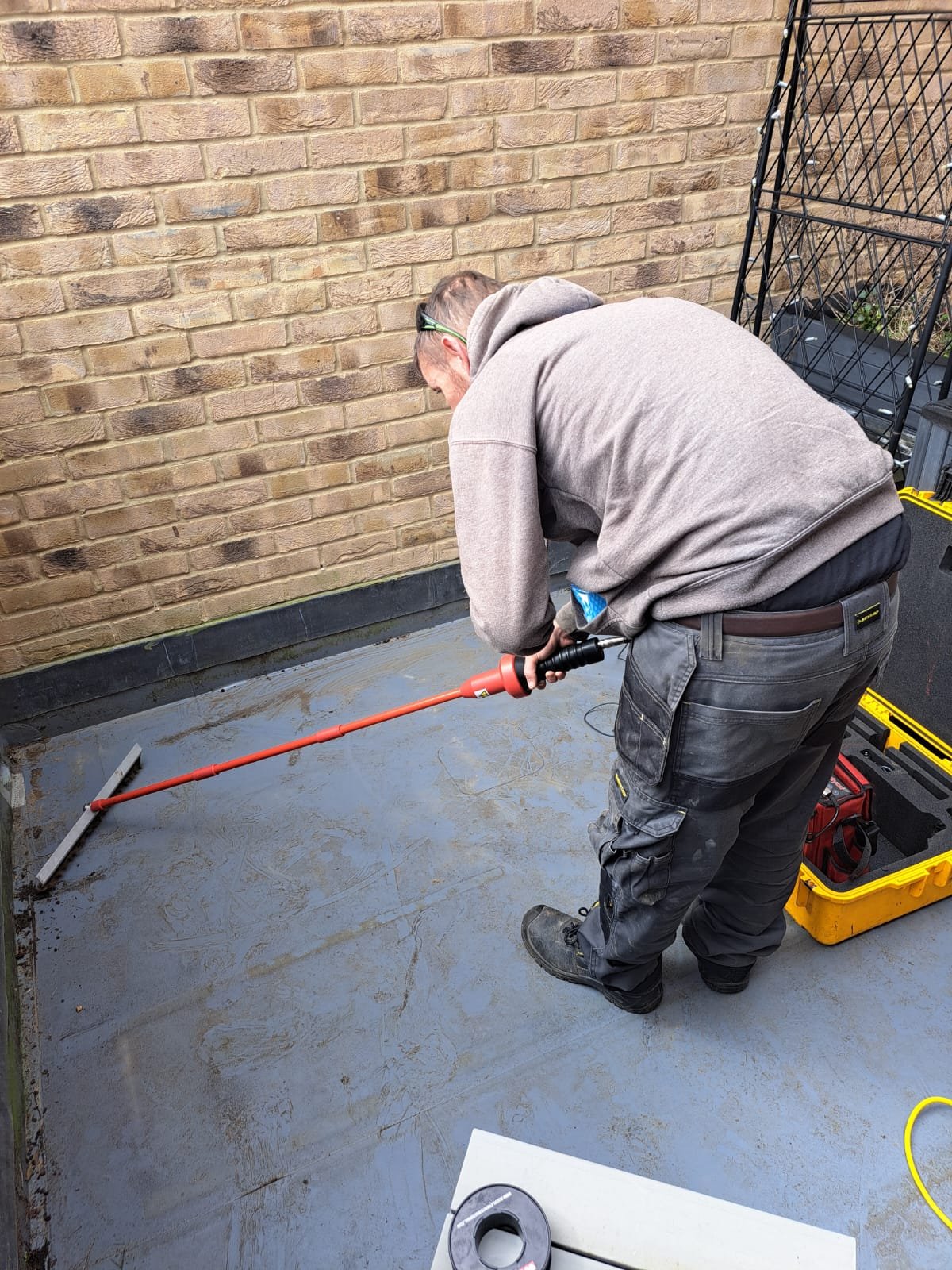 Electronic flat roof leak detection