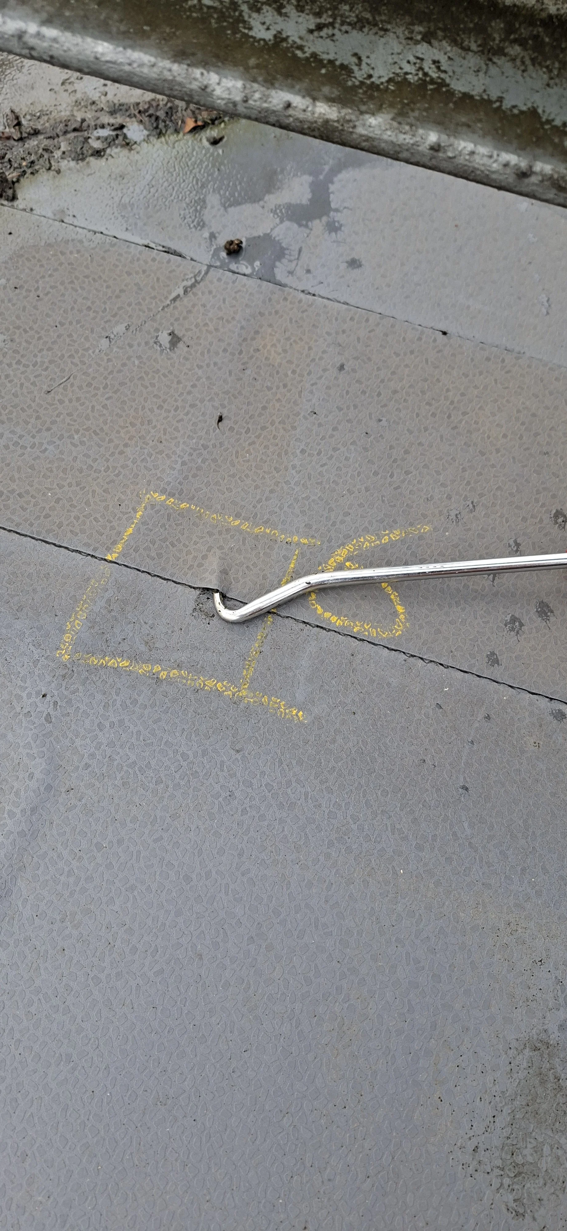 Flat roof seam test