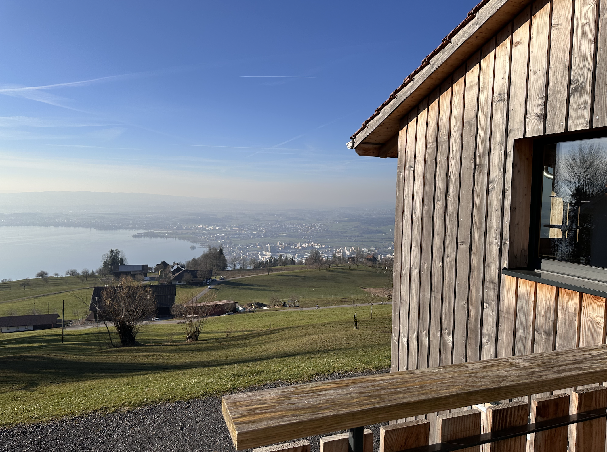 Biohof Mittelmatt Aussenansicht mit Aussicht auf Stadt Zug und See Kochkurs Teamevent Kochen KRAFTMARKT