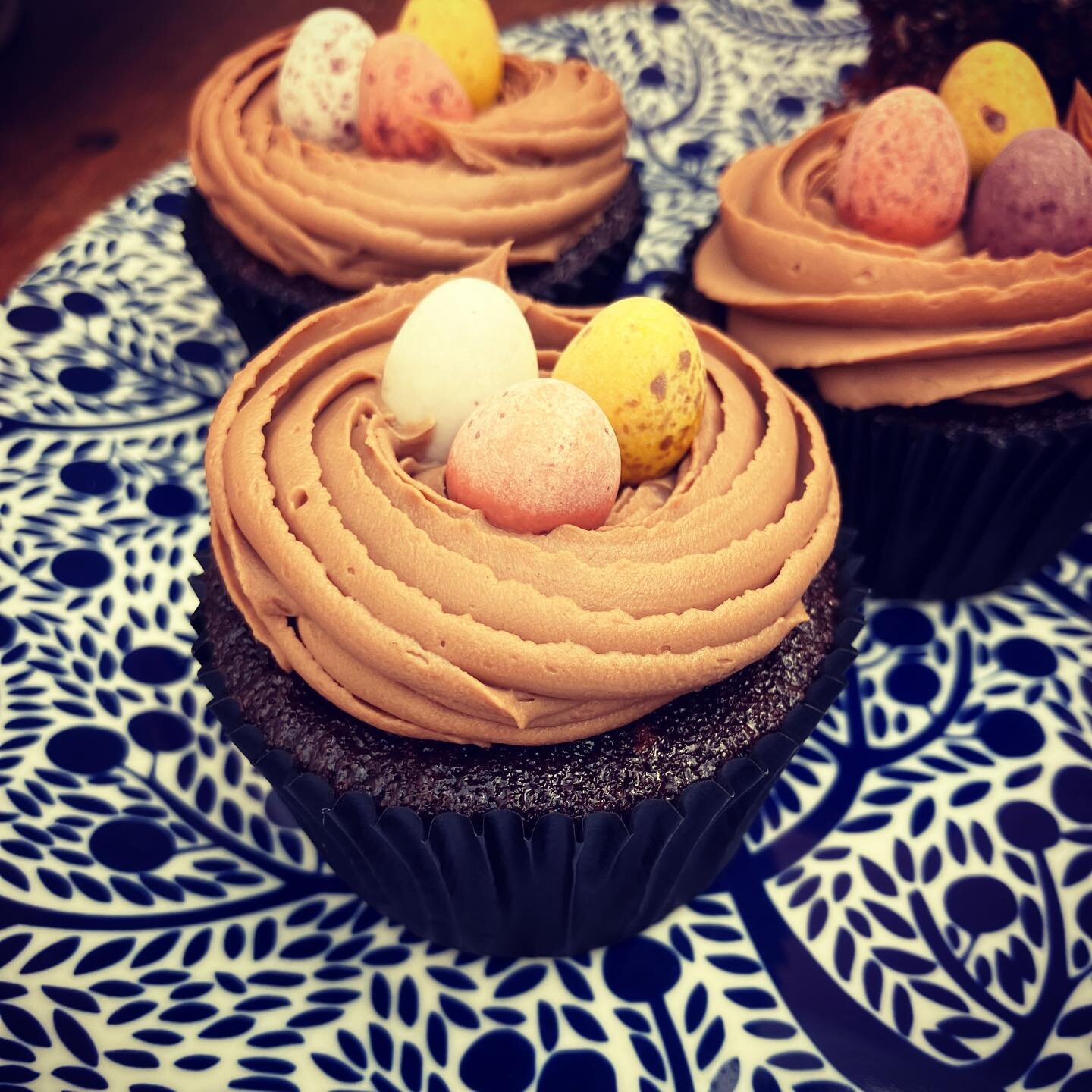 Easter cupcakes available from next week - chocolate Guinness base, whipped milk chocolate ganache, mini eggs.
Carrot cakes get an Easter make over too to brighten up your cake display.
#londonbakes #eastercakes
