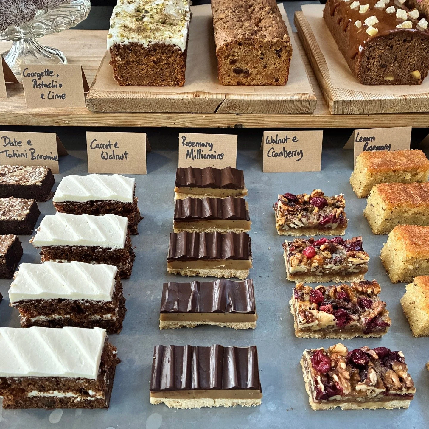 The cakes to make your counters POP!!! DM us if you're looking for a London based cake supplier to take your offer to the next level🔥🔥🔥 Thanks to Brett @nirvana.ldn for letting us take over his gorgeous coffee shop for the afternoon. Keep your eye