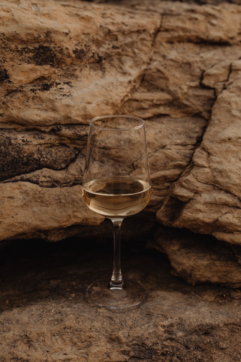 kaboompics_coastal-elegance-white-wine-on-the-rocky-shores-of-malta-30990.jpg