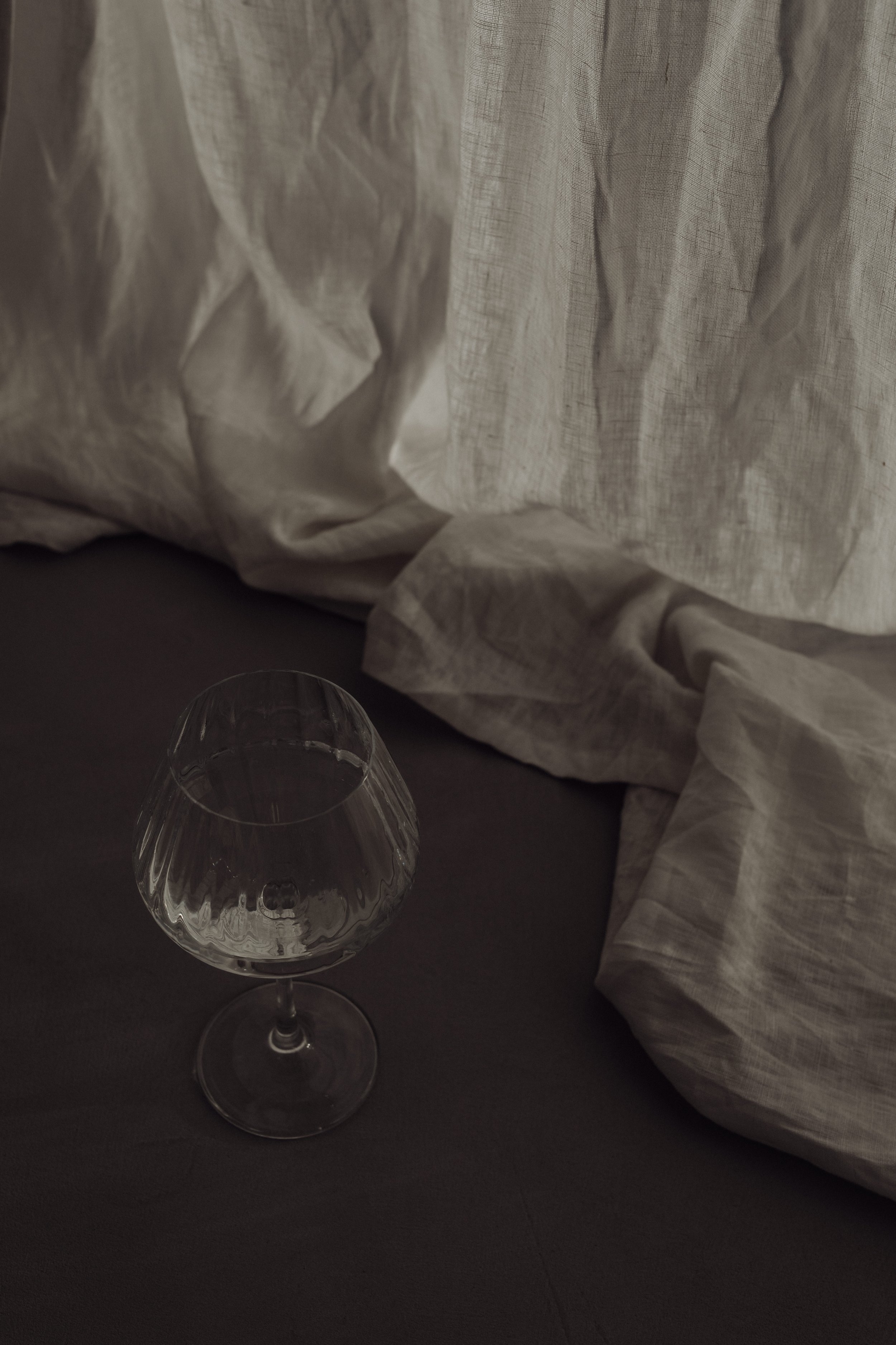 kaboompics_water-in-wine-glass-shadows-backgrounds-28813.jpg