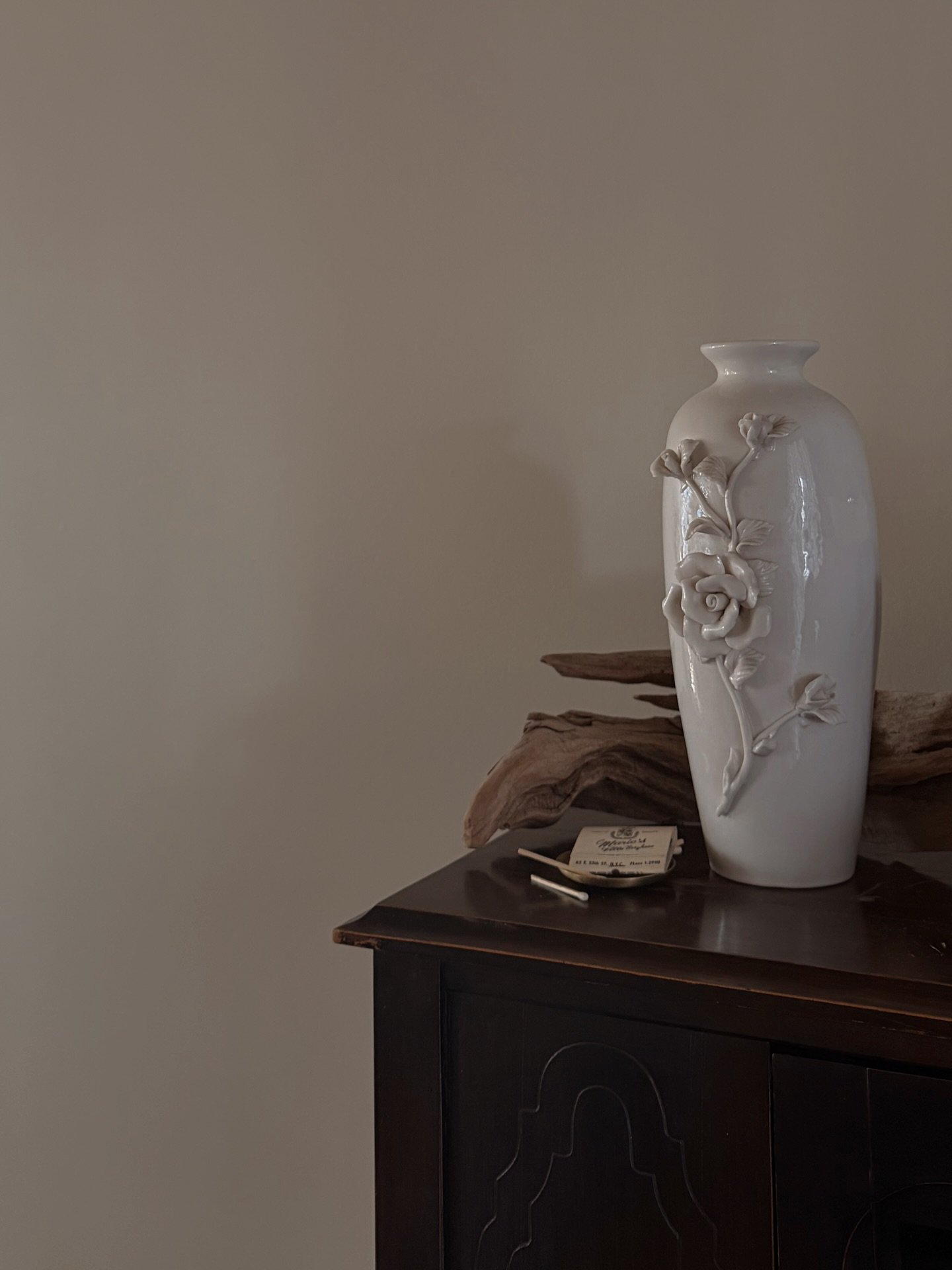 Simple pleasures and little moments of joy lately: 

(01) Finally finishing home projects and styling new corners with old treasures

(02) Wine tastings and beautiful packaging details at @pearlmorissette

(03) First blooms!

(04) The perfect tee fro