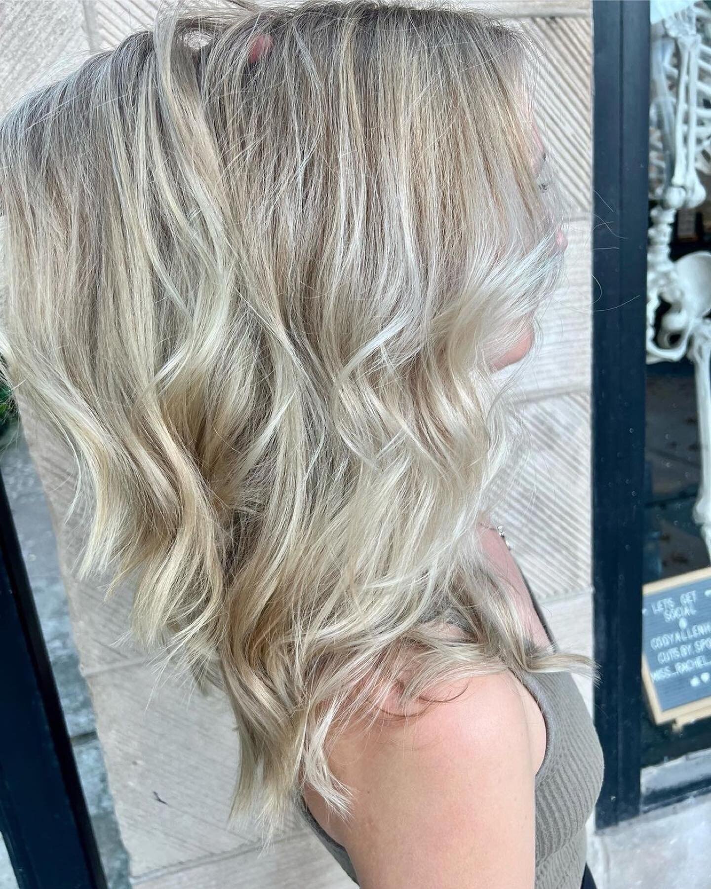 @cuts.by.spooky did this beautiful blonde color! 👏👏
&bull;
&bull;
#rksalonchicago #cutsbyspooky #chicagohairstylist🎀 #chicagohairstylist #chicagohair #chicagohairstylists #chicagohairsalon #balayage #blonde #modernsalon #behindthechair #redken