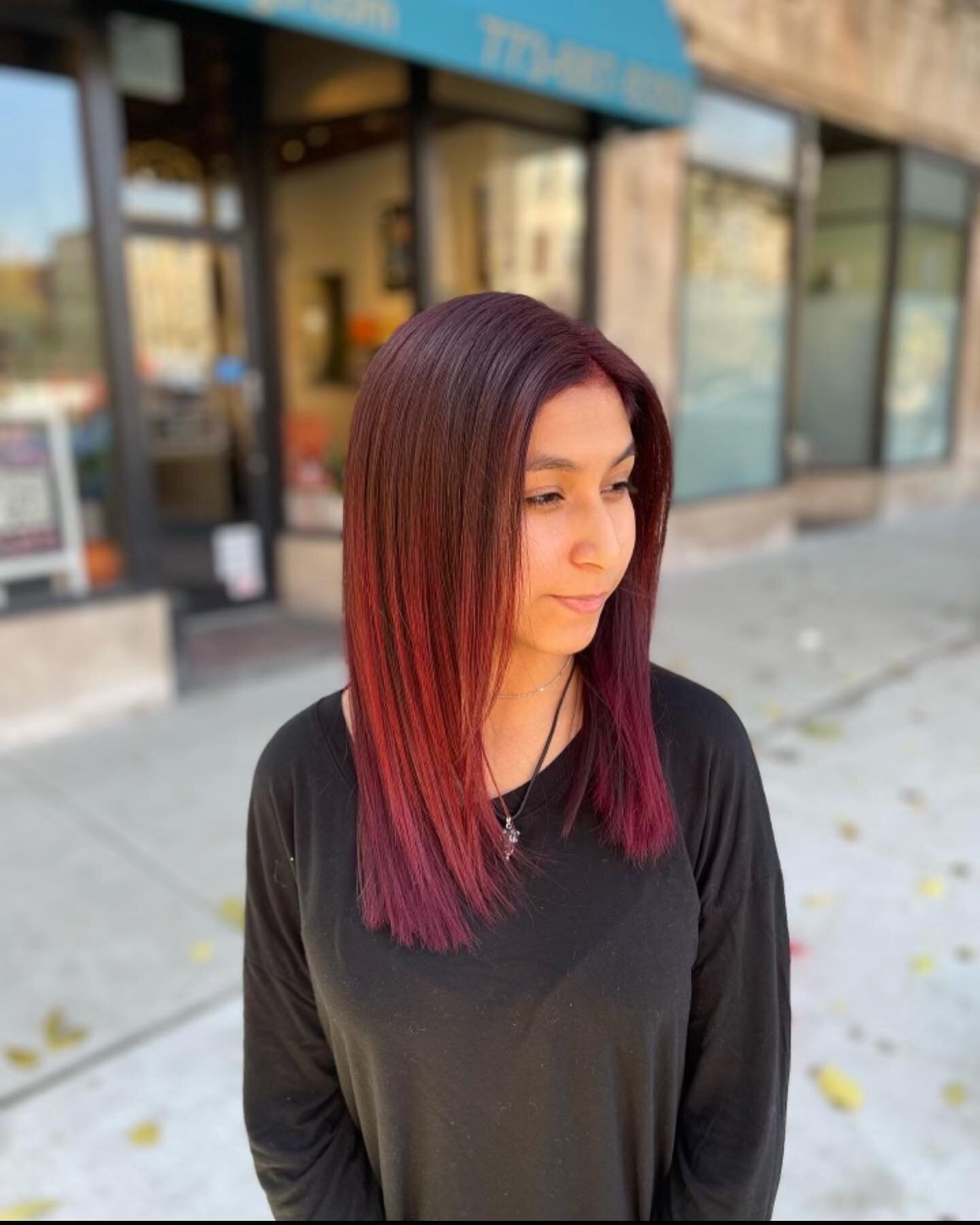 Roses are red, and so is Juri&rsquo;s hair! Check out this transformation! 🌹❤️🔥
.
.
#rksalonchicago #transformation #redhair #autumnvibes #haircolor #chicagohair #chicagosalon #chicagohairstylist #beforeandafter #wellahair #lakeviewsalon #chicago #