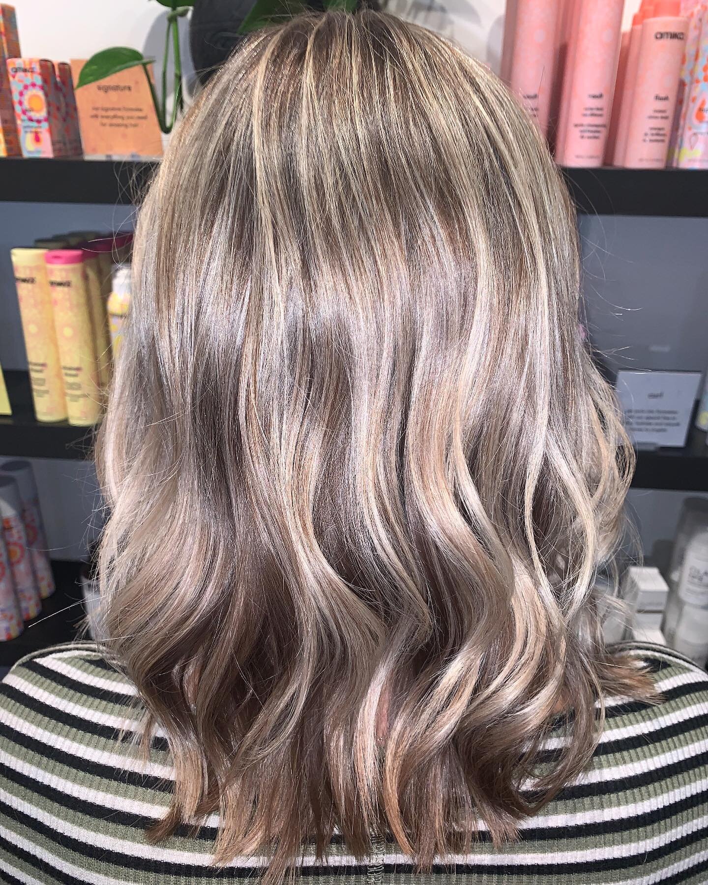 What doesn't kill you, only makes you blonder! 💁🏼&zwj;♀️
Highlight, cut and style by @miss_rachel_casey 

#rksalon #rksalonchicago #color #blonde #blondehair #highlights #haircolor #highlightinghair #hair #chicagosalon #haircut #salon #cutcolorands