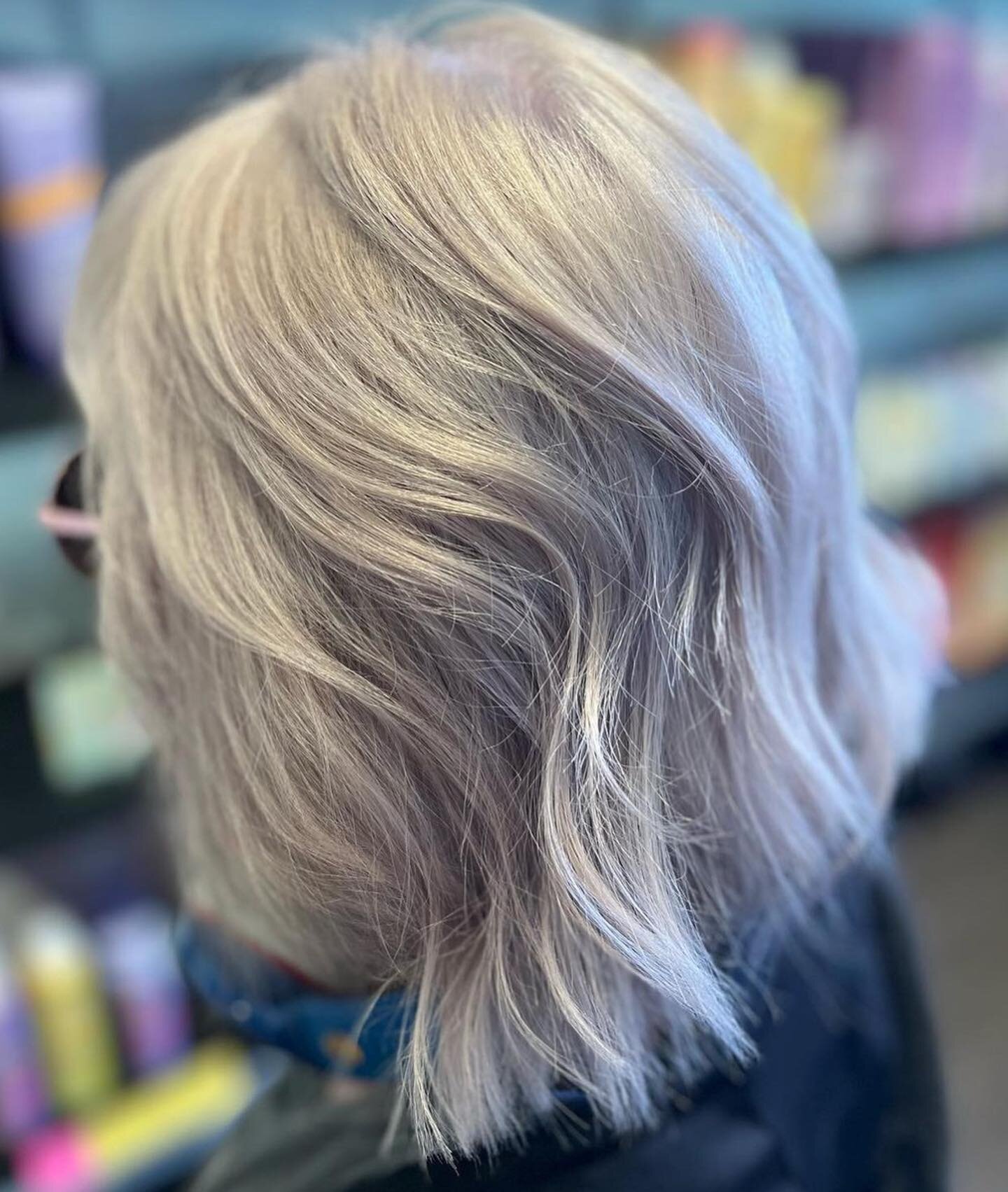 The same color in four different lights. This client gets a root touch up no joke, every 5 weeks, it takes a lot of time and effort to go this blonde and KEEP it.💛
&bull;
&bull;
&bull;
&bull;
&bull;
&bull;
#blonde #blondehair #platinumblonde #chicag