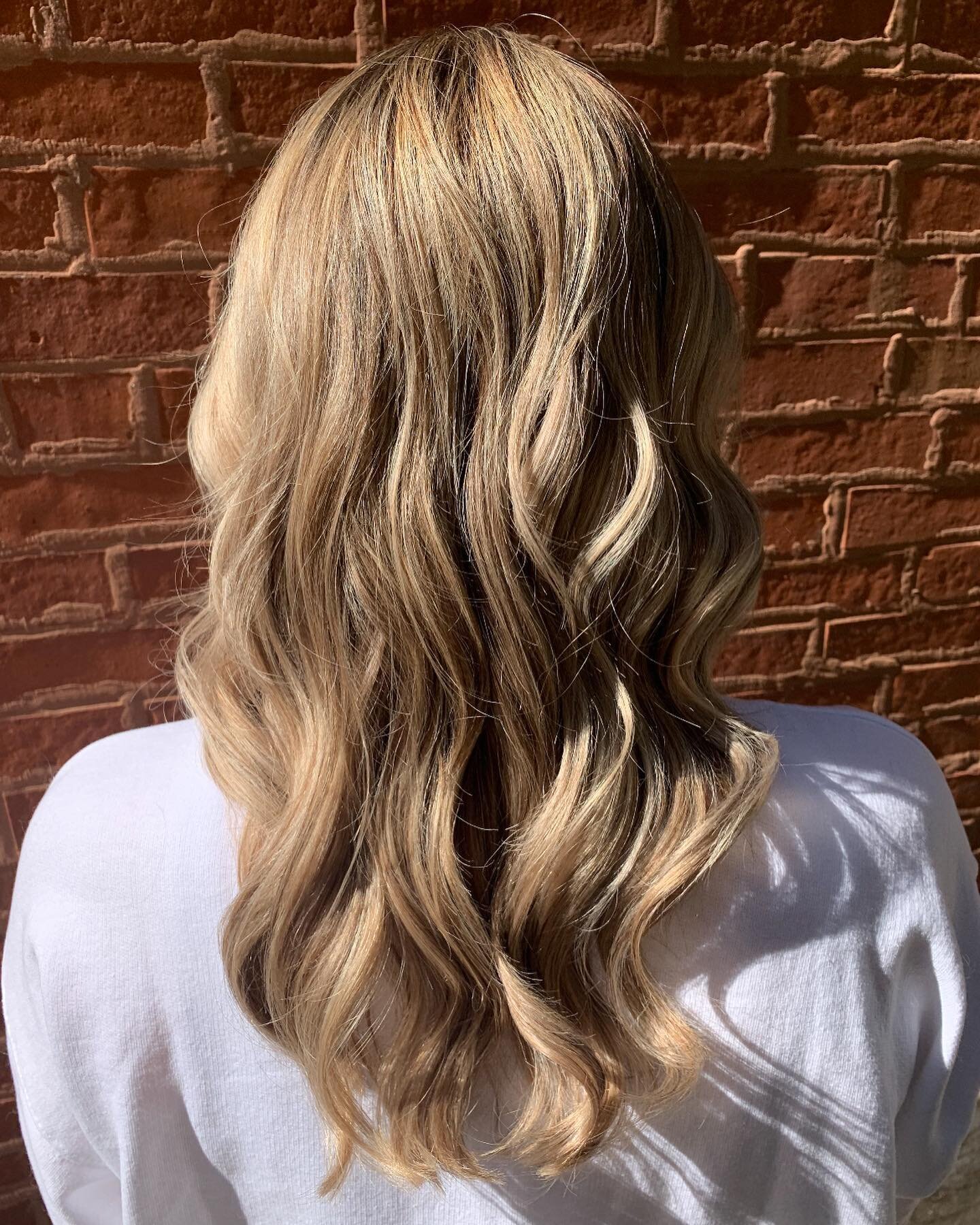 Change is in the hair!@miss_rachel_casey 
added lowlights to give this blonde a refresh for Fall! 🍂💁🏼&zwj;♀️

#rksalonchicago #chicagosalon #chicagohair #chicagohairstylist #chicago #boystownchicago #northalsted #wrigleyville #lakeviewchicago 
#am