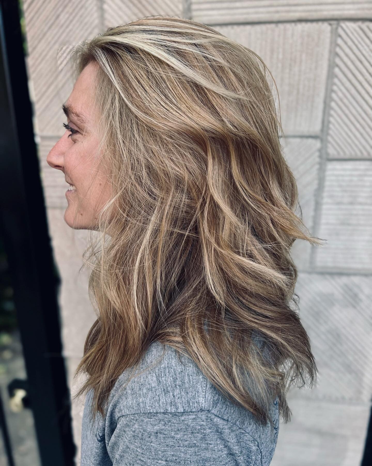 Blonde hair don't care, attitude that gets her everywhere!💛⭐️

#hairsalon #chicagosalon #blonde #blondehairdontcare #blondehair #salon #haircolor #bleachedhair