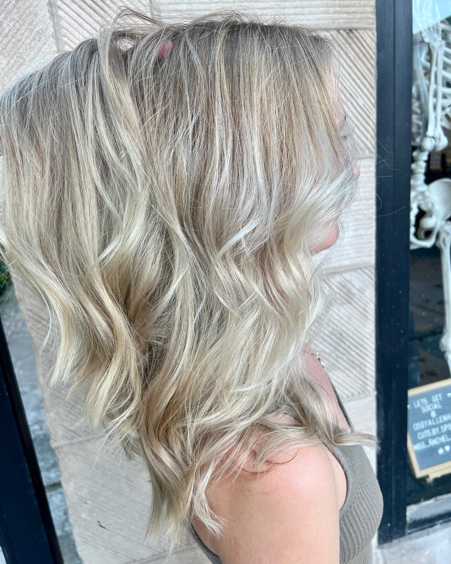 Dream Blonde by @cuts.by.spooky 
Swipe through to see before and after!💛 #hair #hairstylist #bleach #dreamblonde #blonde #bleachedhair #touchup #color #haircolor #transformation #fun #blondemoment