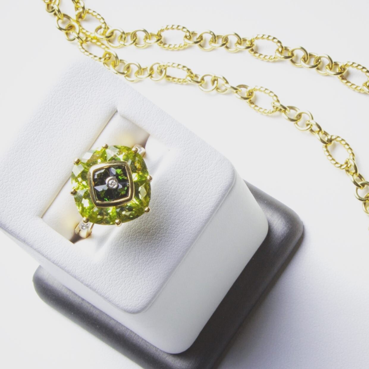 ✨P E R I D O T 🍀 ✨✨Lucky stone for August babies looks great with links of gold  #peridotjewelry #goldlinks